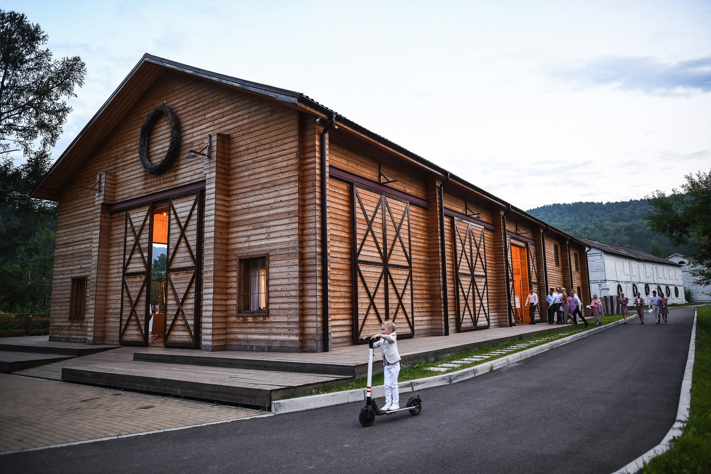 🌄 Демьян и Катя — свадьба в нацпарке "Столбы" | Веселый банкет и эпичные фото на скалах. 📸 Свадебный и семейный фотограф в Красноярске Тихомиров Евгений | 17 лет опыта | 800+ свадеб