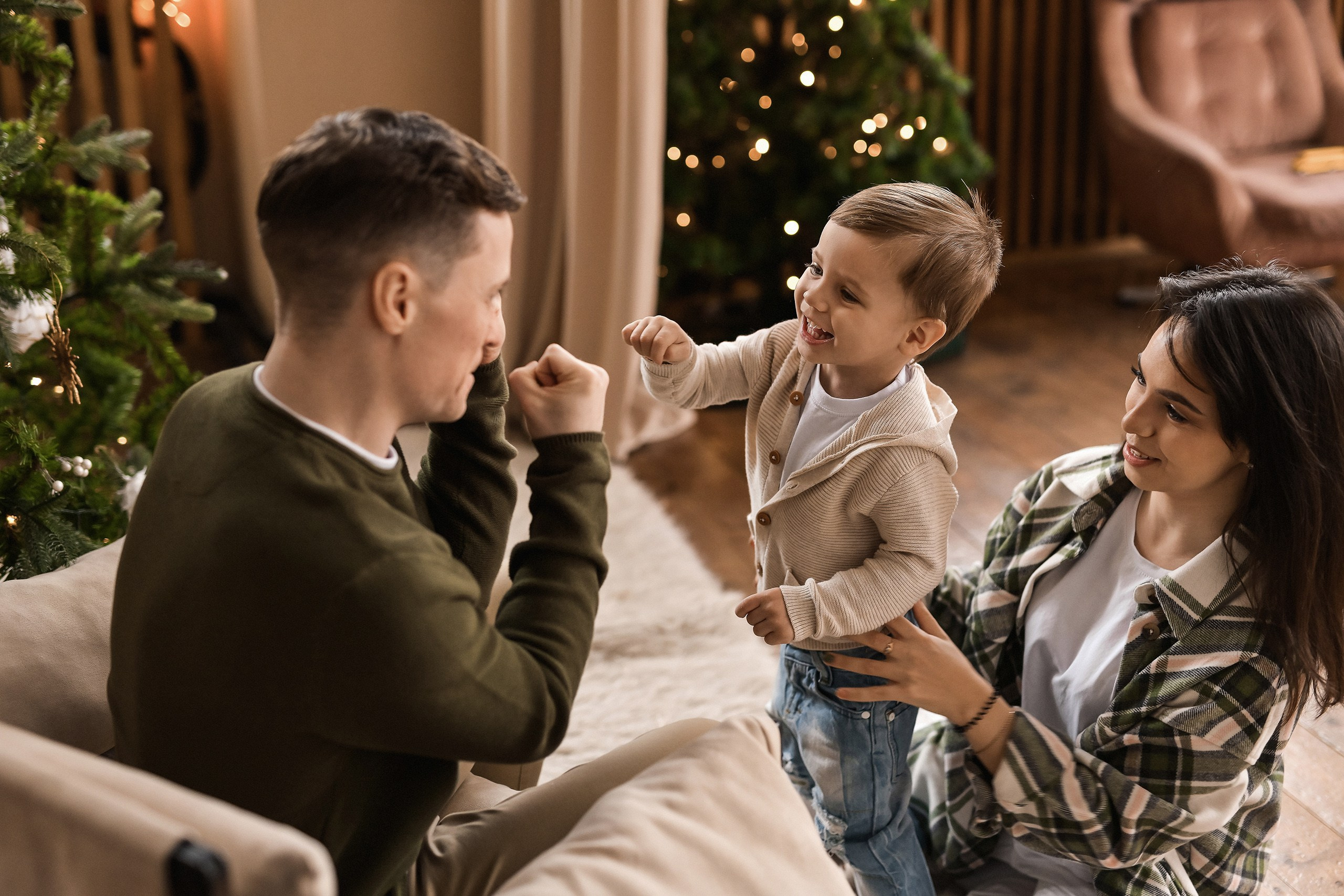 Новогодняя семейная фотосессия: уютные фото у ёлки в студии в Красноярске. 📸 Свадебный и семейный фотограф в Красноярске Тихомиров Евгений | 17 лет опыта | 800+ свадеб