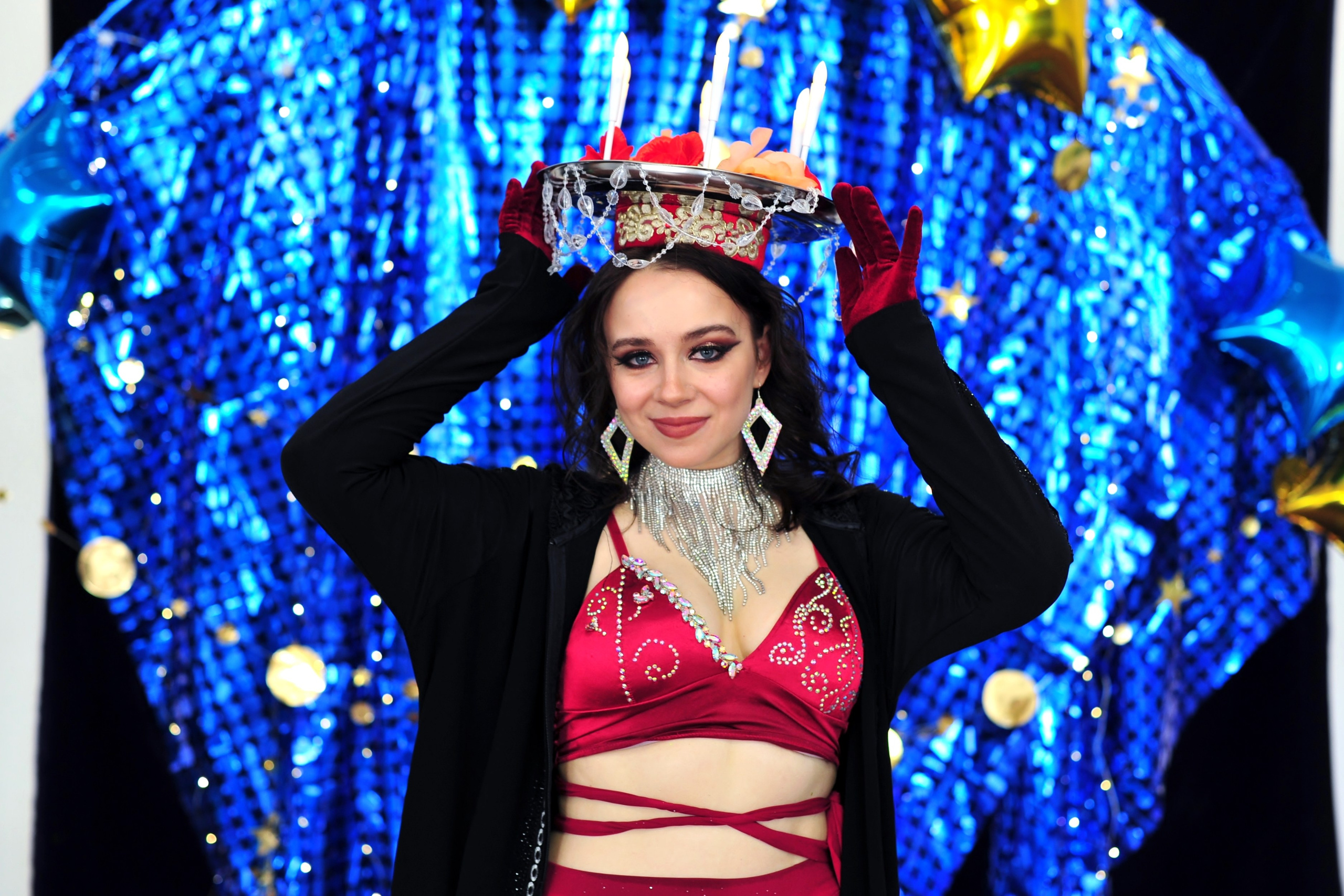 Девушка со свечами на голове для восточного танца у фотозоны