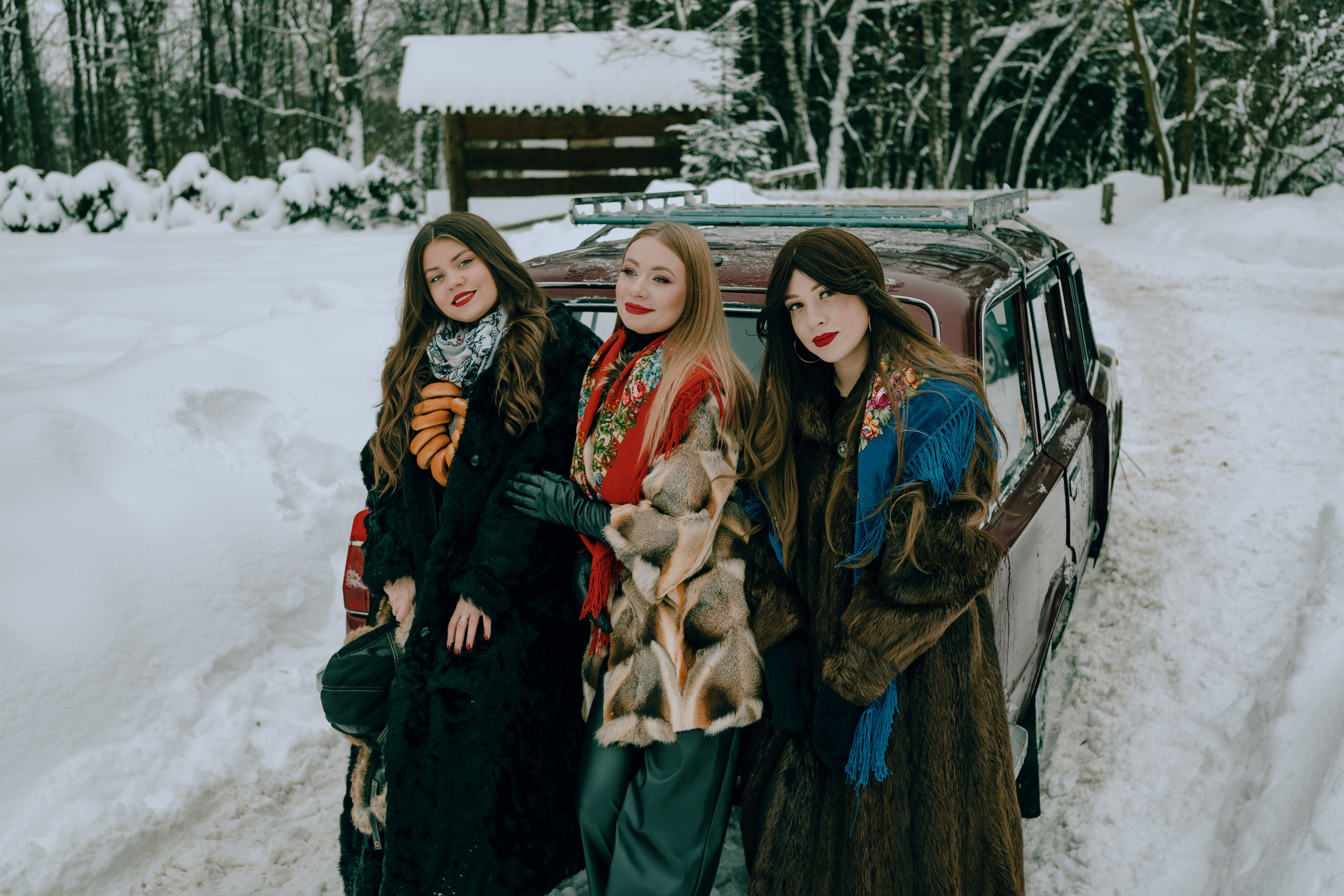 Звенит январская вьюга. Главная