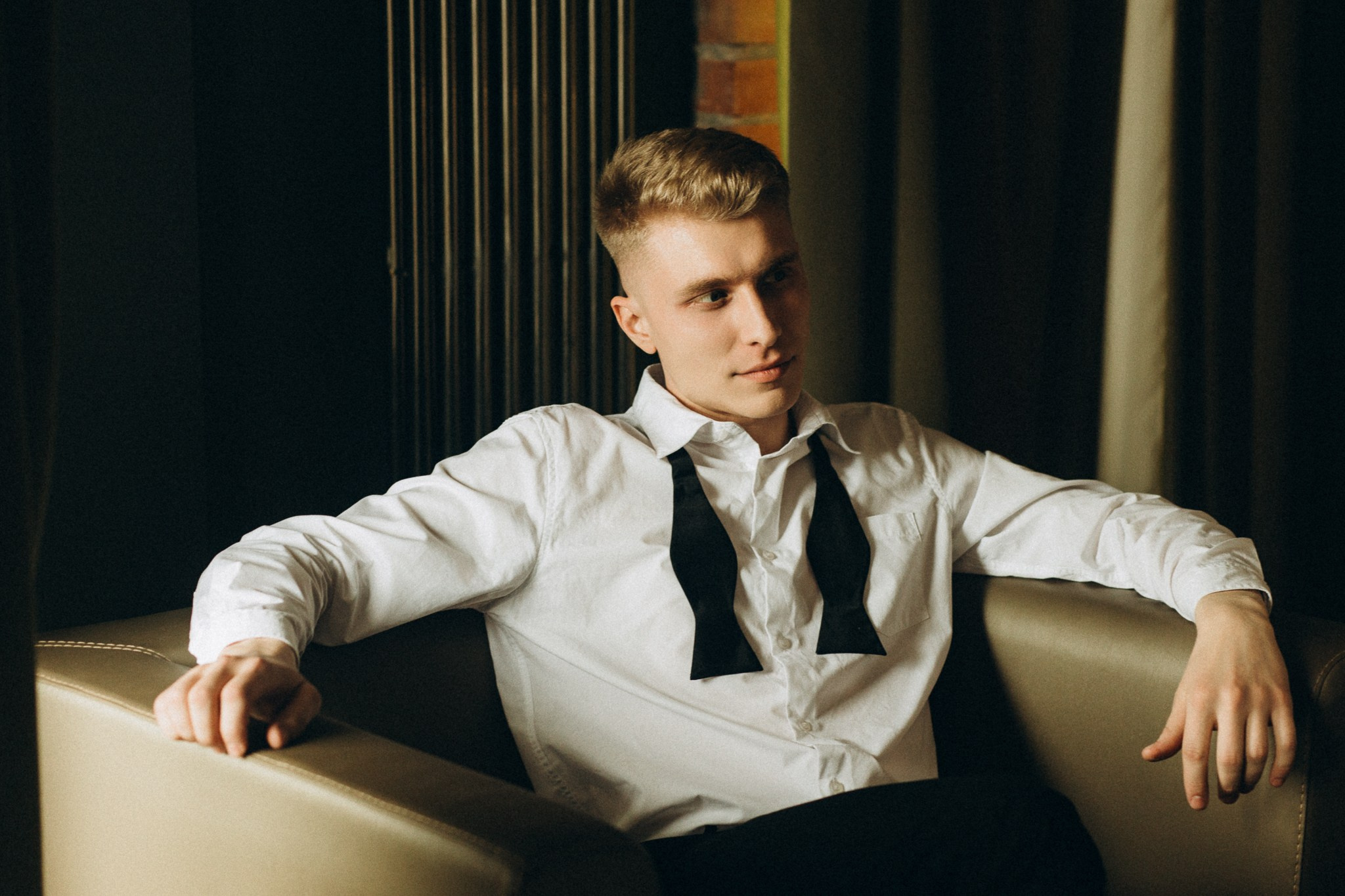 Любовь в индустриальном свете: свадебная фотосессия в стильном интерьере. Семейный и свадебный фотограф Ростове-на-Дону