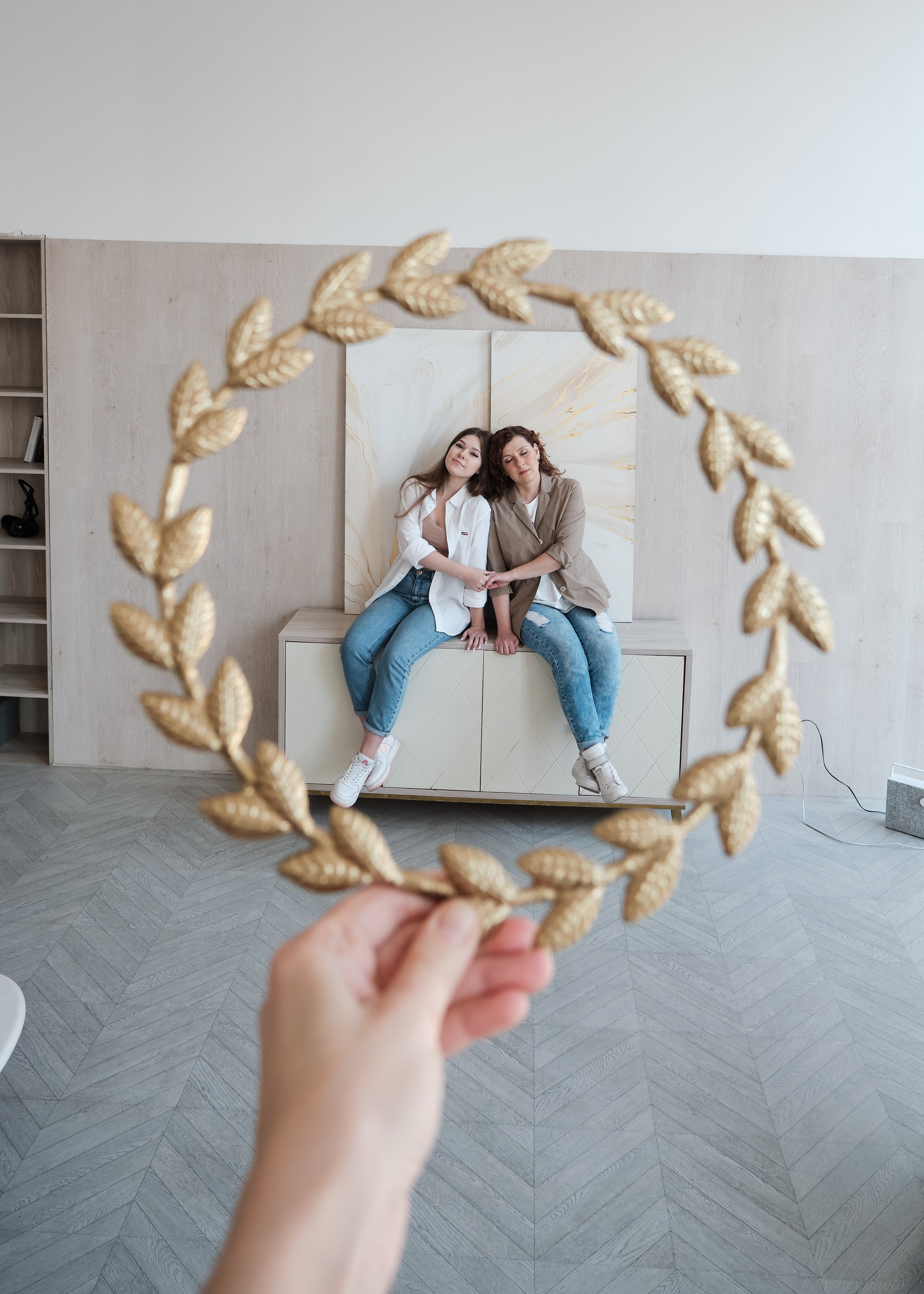 Семейная фотосессия мамы и дочки в студии в Москве 2. Портретный фотограф на новый год в Москве Виктория Колышева