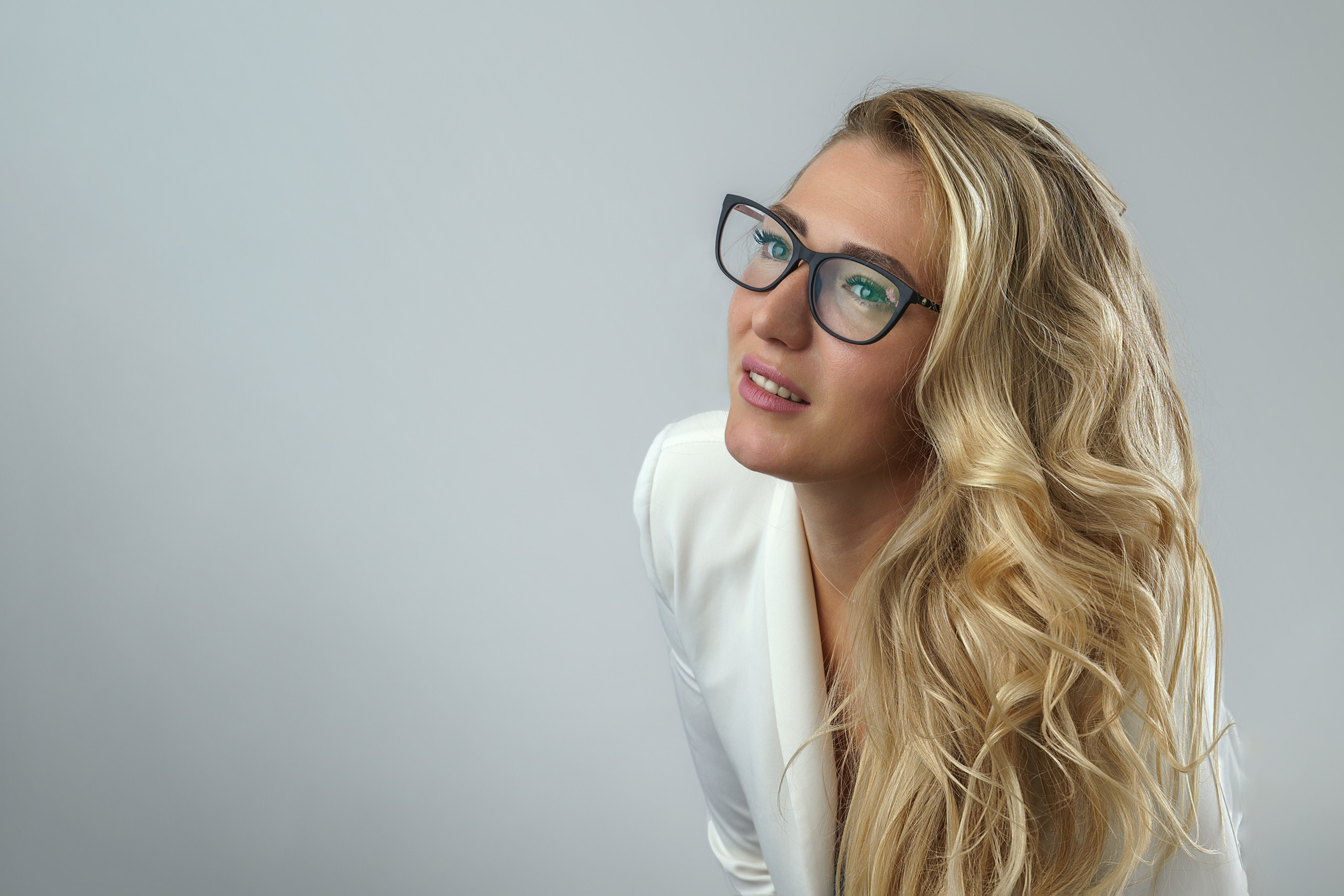 Женский портрет. Фотограф Илья Булгаков предлагает профессиональные услуги в городе Вольск. Специализация: свадебная, семейная и студийная фотосъемка