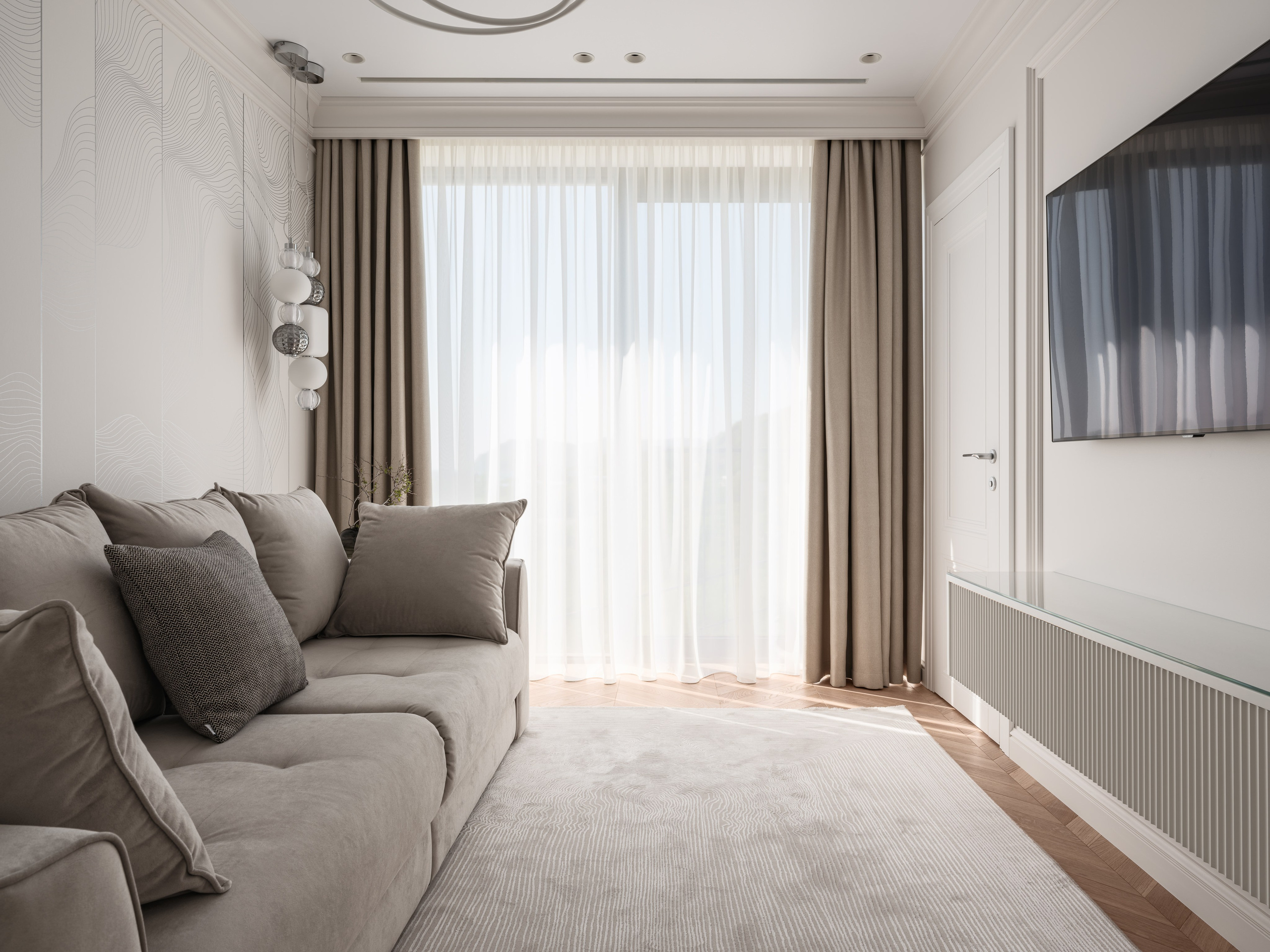 Современная гостиная с мягким бежевым диваном, текстильными подушками, панорамными шторами и настенным телевизором. Пространство наполнено светом и гармонией, созданное дизайнером Алёной Боярской и стилистом Натальей Якушевой, фото Сергея Денисенко.