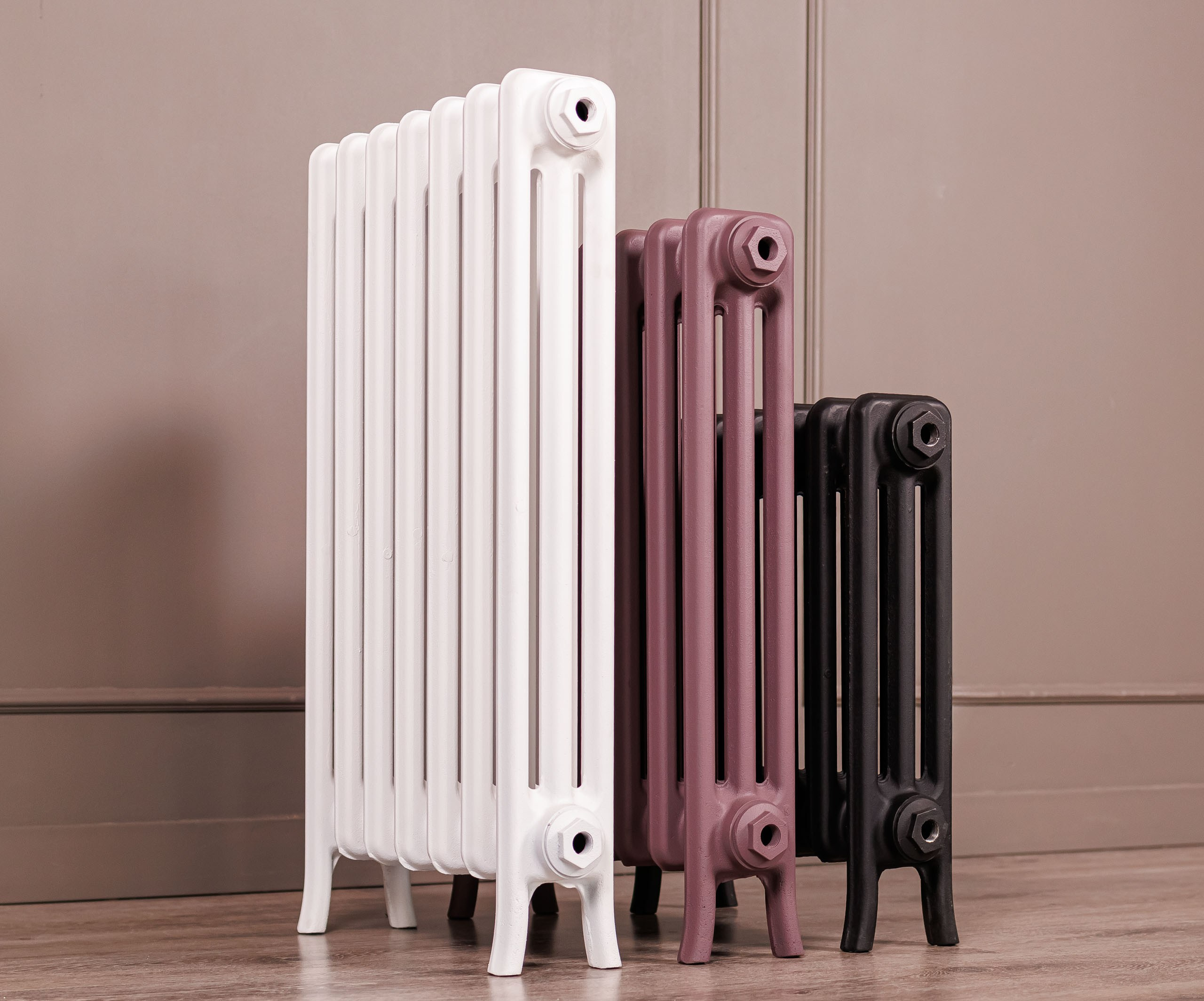 Предметные фотографии дизайнерских радиаторов отопления в стиле ретро