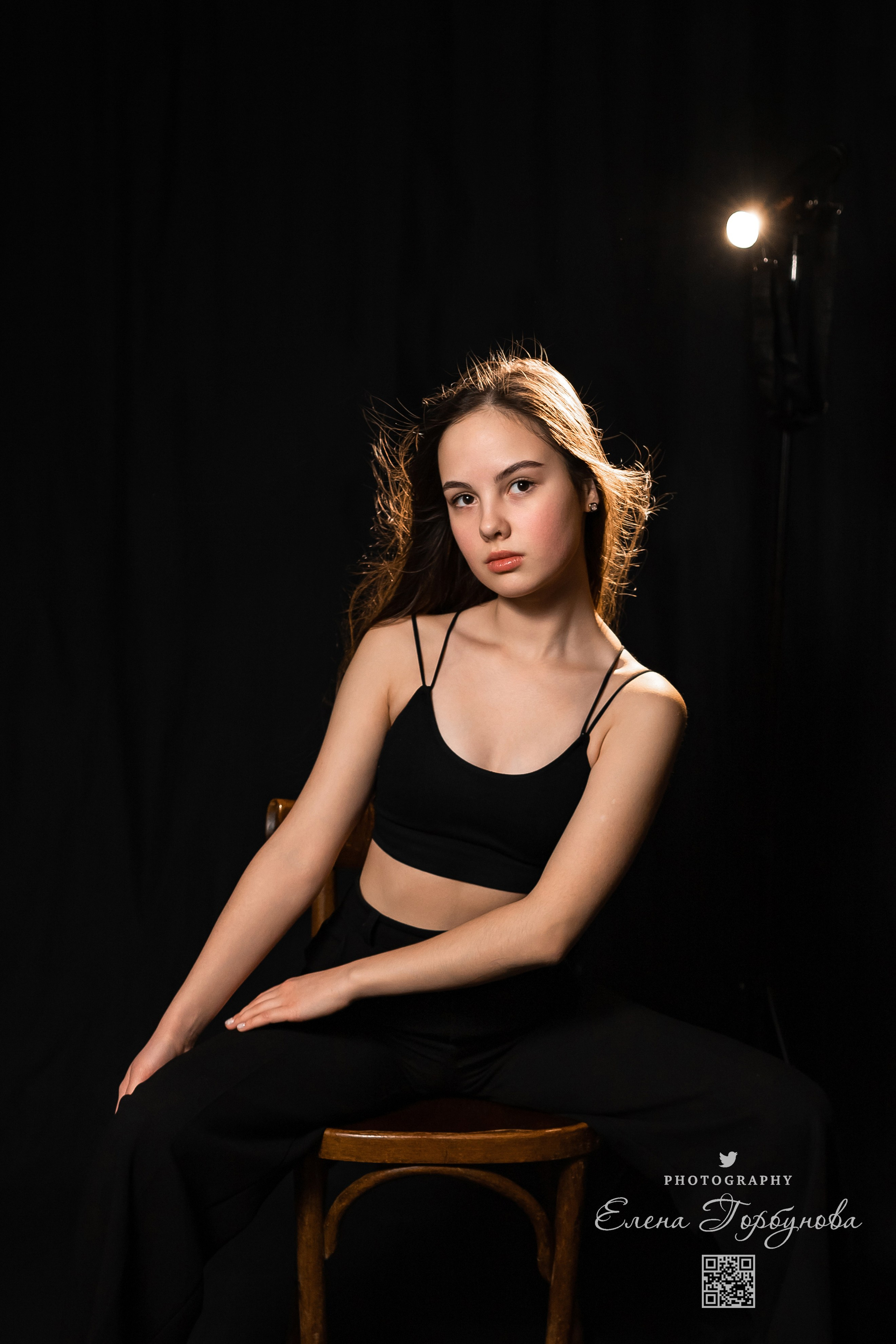 Моя студия. Полина и стул. Январь 2024. Фотограф Пермь. Свадьбы. Семья и дети, школа, д. сад. Фотокниги