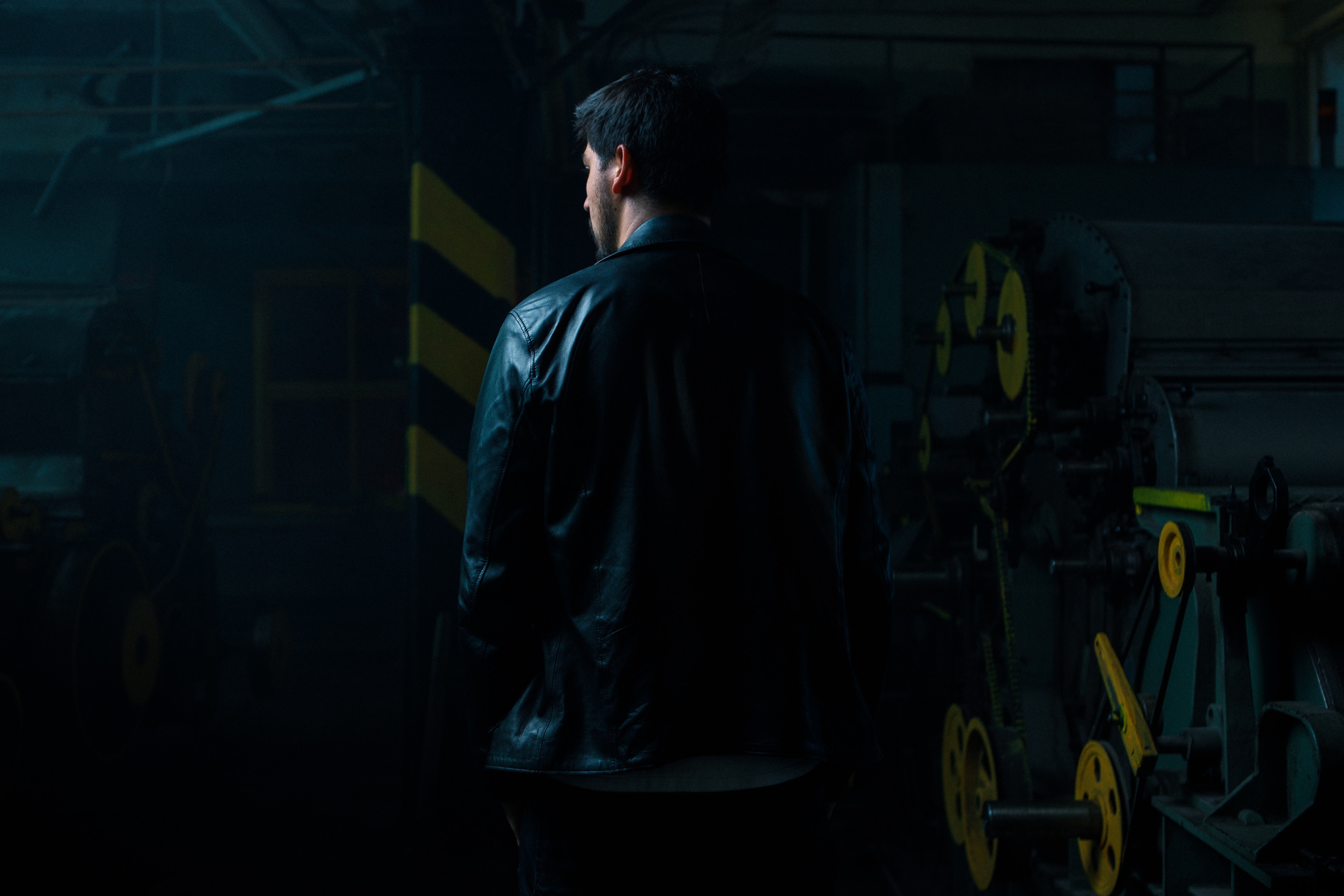 Kirill Pochukaev for the promo single Holodno. Commercial photographer | Anton Ermakov