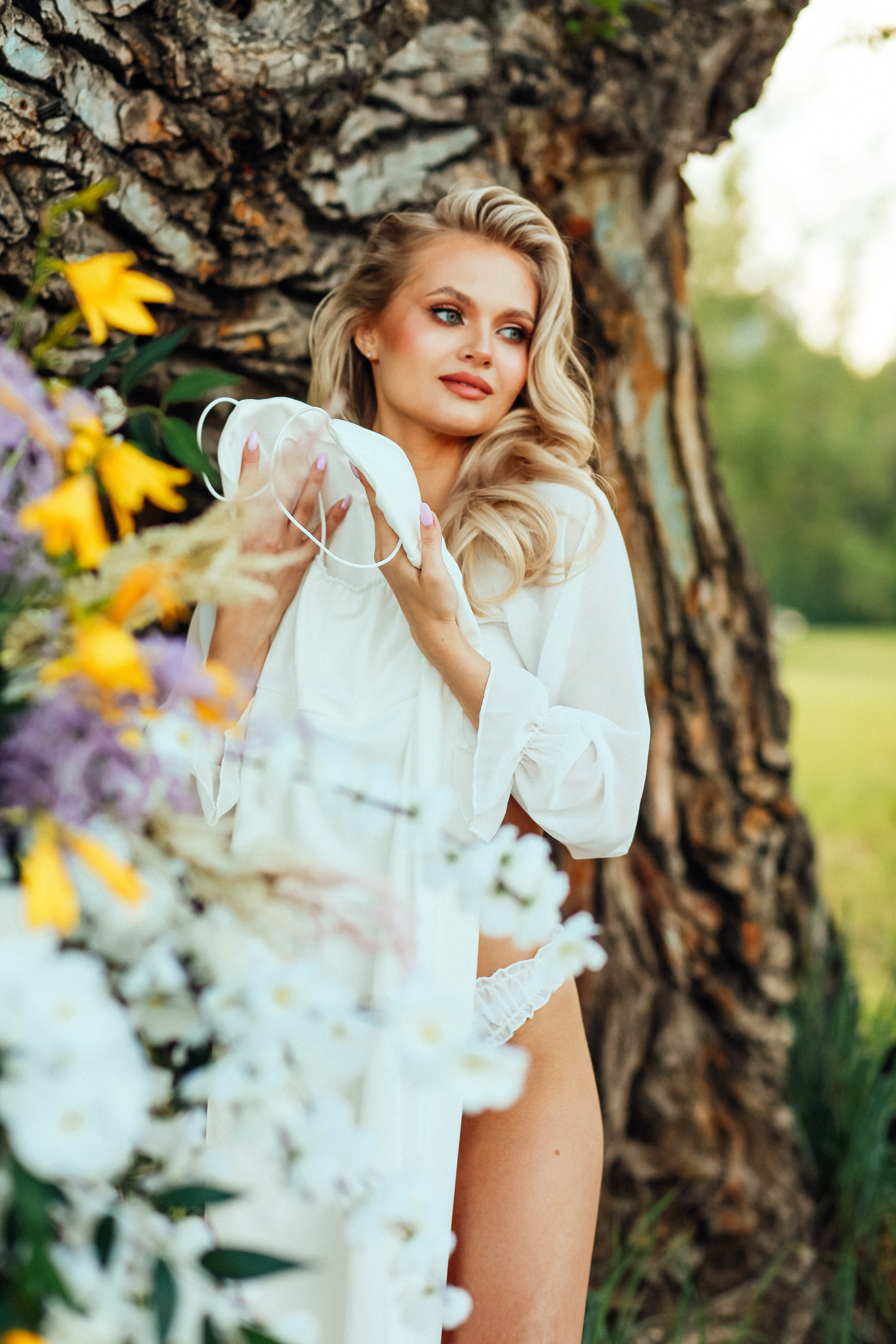 утро очень красивая невеста блондинка цветы природа лето декор дерево кровать бокал