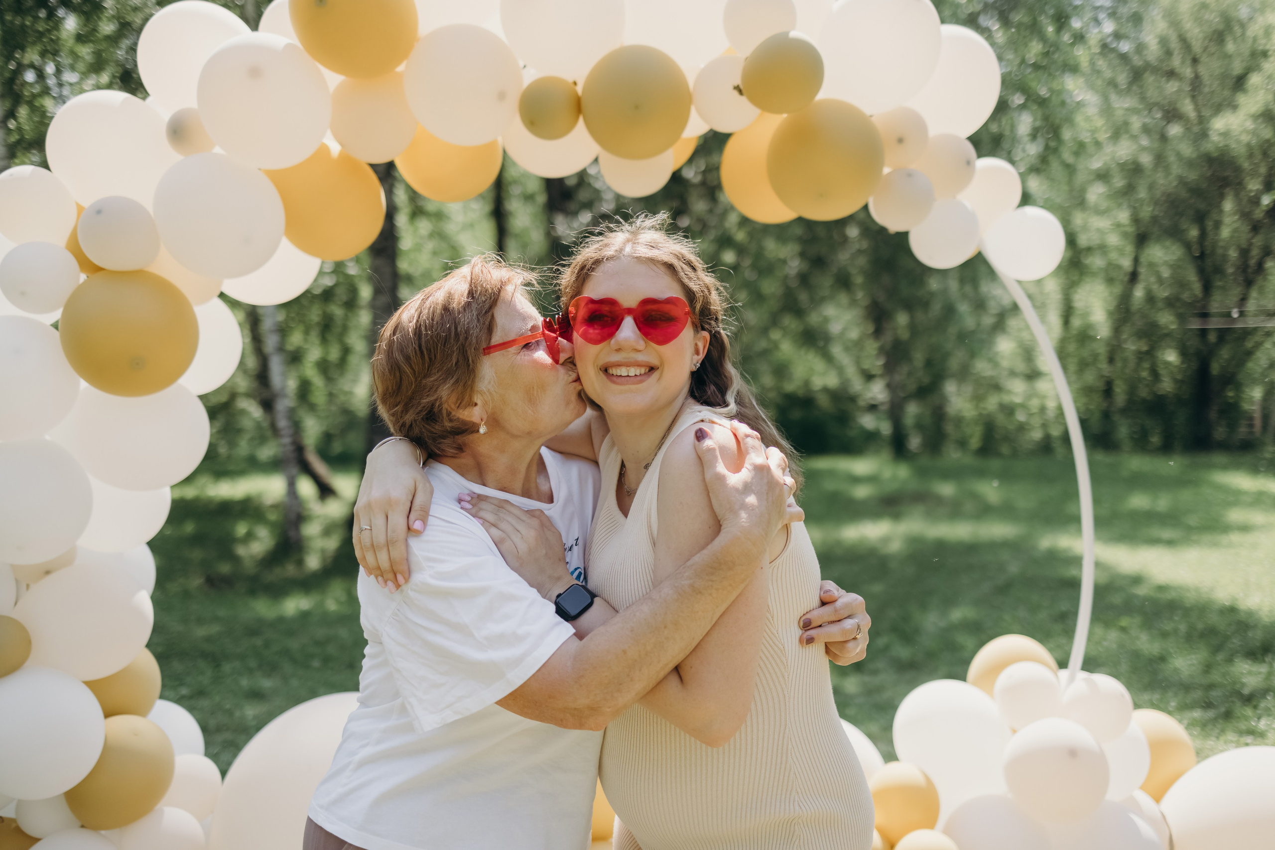 Бабушка целует беременную внучку