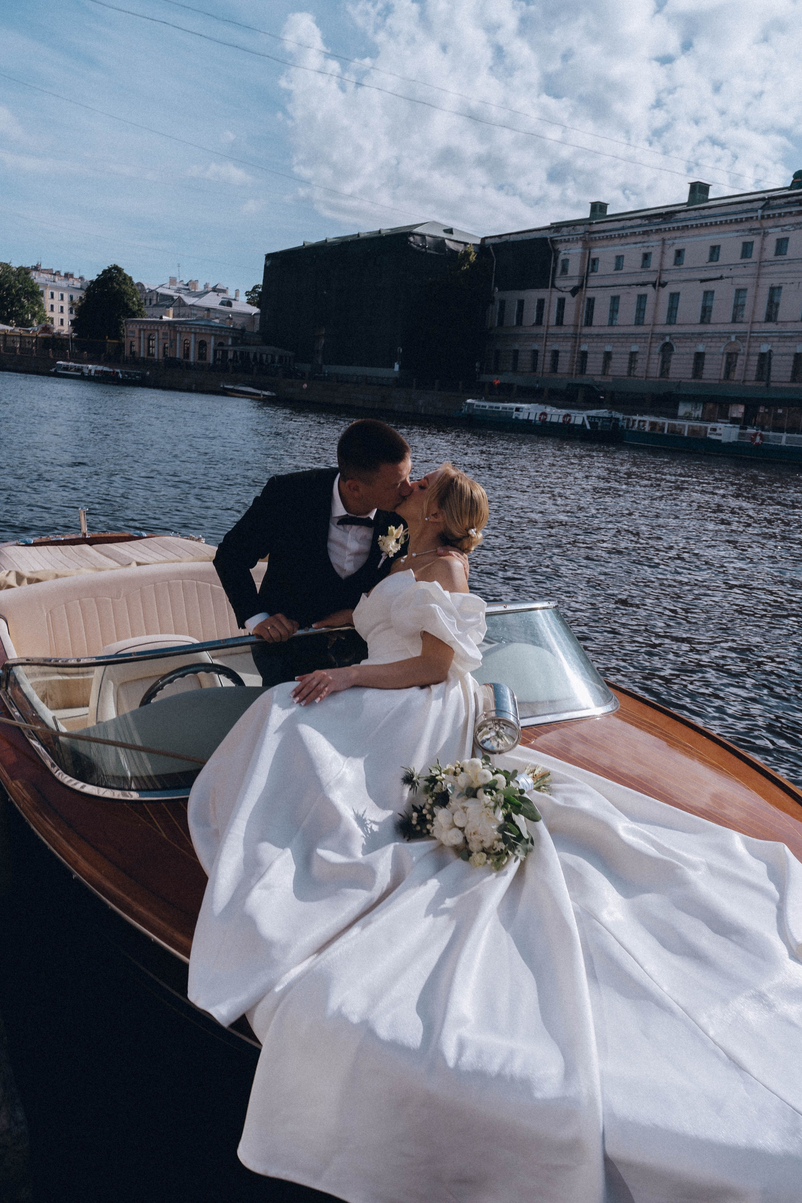 СВАДЕНБНАЯ СЬЕМКА НА КАТЕРЕ ПО КАНАЛАМ САНКТ-ПЕТЕРБУРГА И В АКВАТОРИИ НЕВЫ. Профессиональный фотограф, Санкт-Петербург — Виктория Богомолова