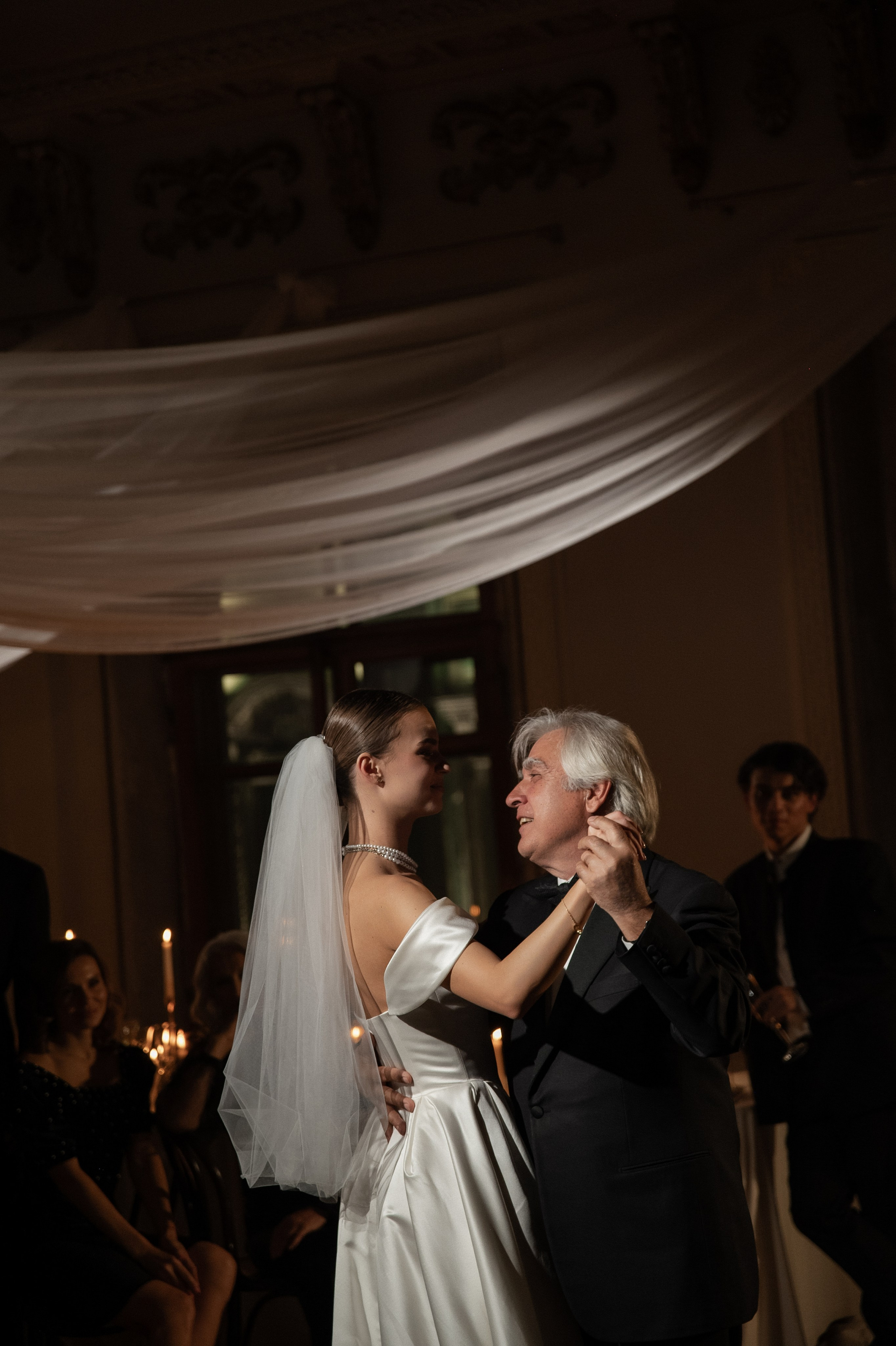 Камерный свадебный ужин при свечах в старинном особняке в фотостудии 21. Kult. Ярослава Ерина — свадебный фотограф в Москве