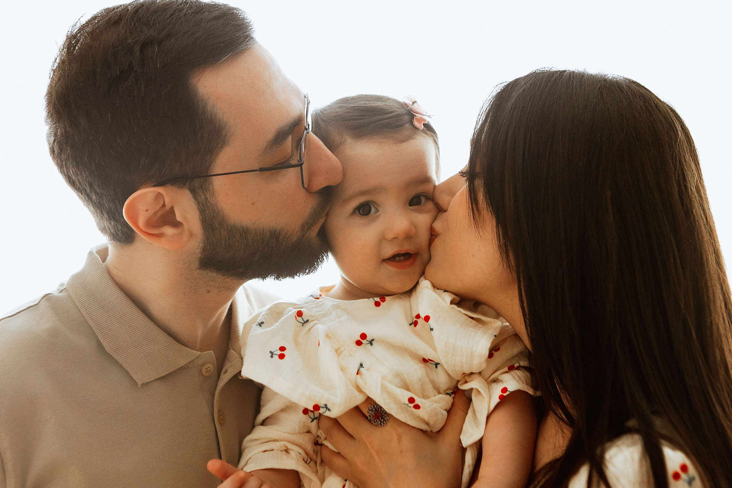 семейный портрет с годовалой дочкой в студии, семейный фотограф в Москве