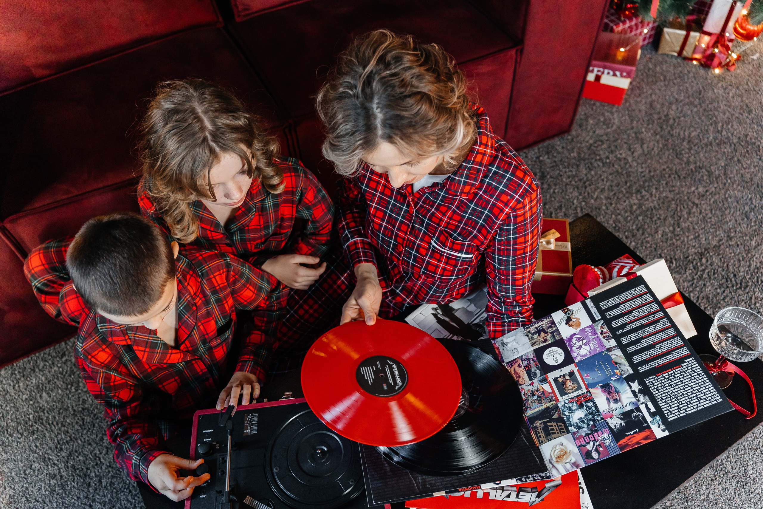 Ночь перед Рождеством. Для тех, кто не ждёт удачи, а создаёт её. Каждая фотосессия — это твой момент, твой стиль, твой успех. 📸