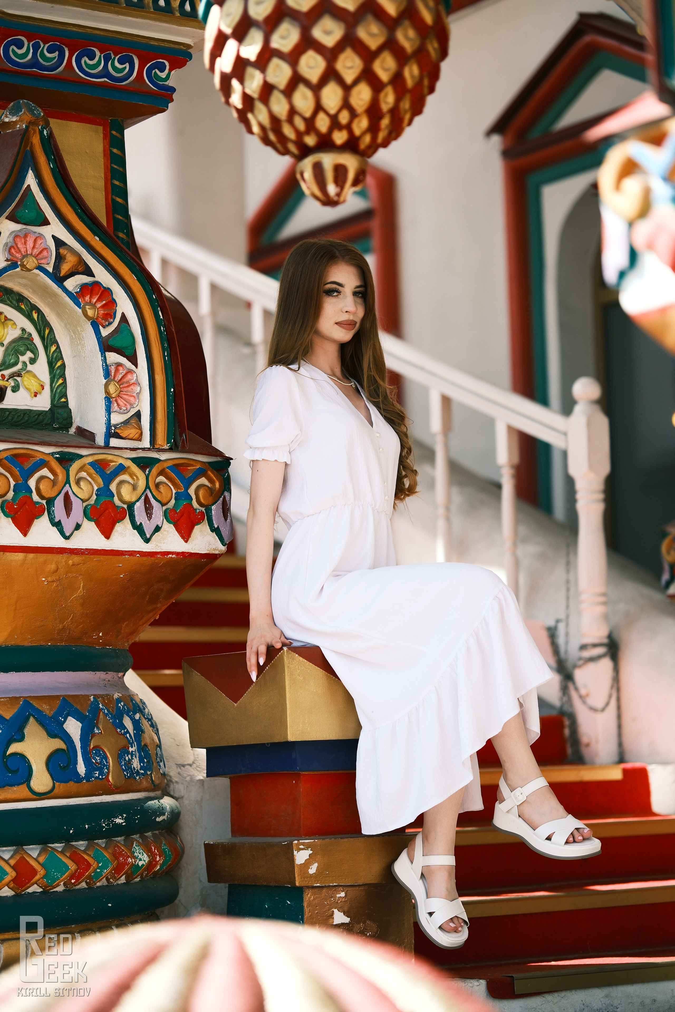 Портрет девушки в белом с каштановыми волосами в парке Измайлово возле старинного Кремля.