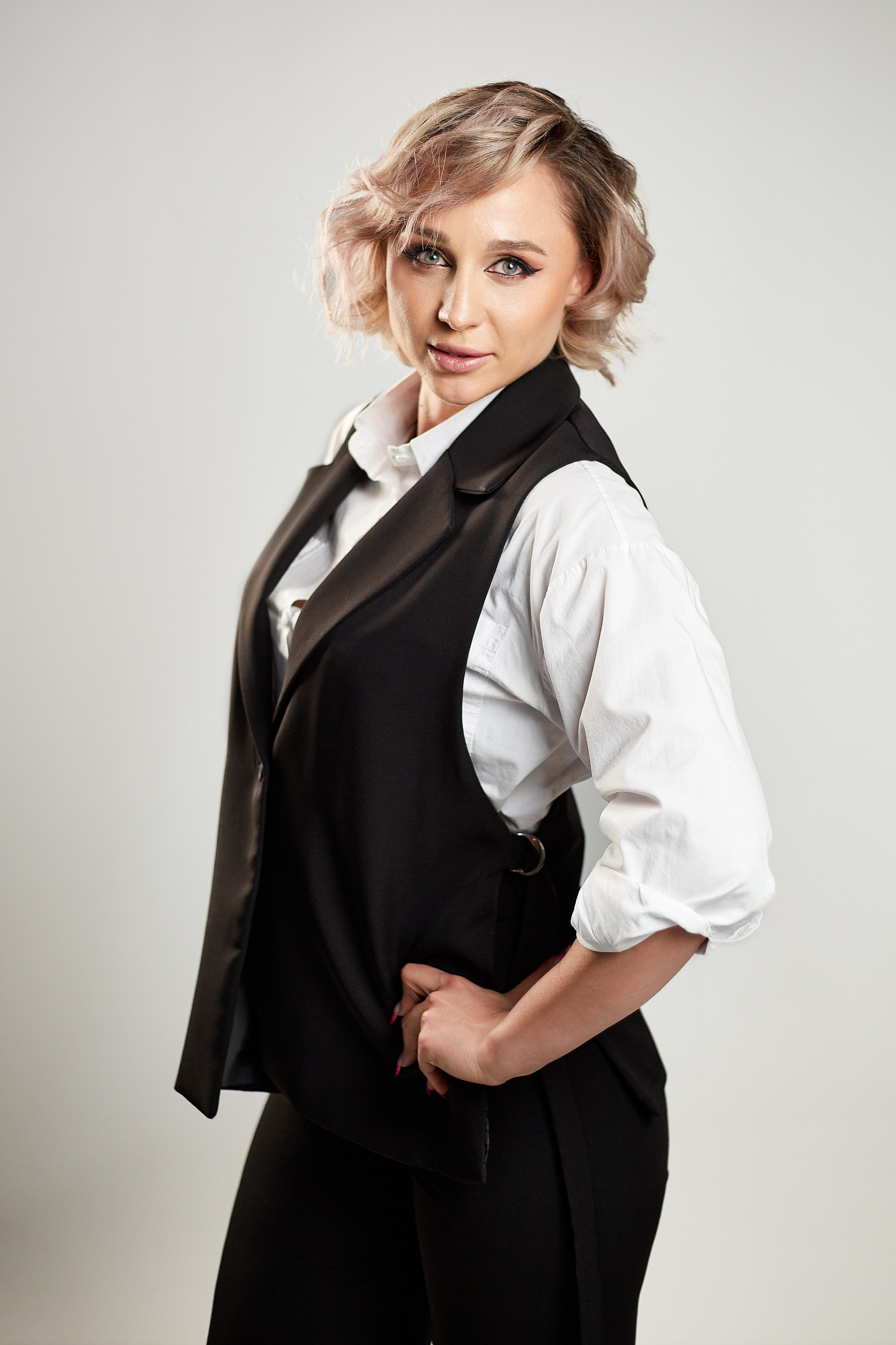 Бизнес-портрет в студии (Пенза) — профессиональная фотосессия для личного бренда и резюме. Деловой портрет в Пензе — фотосъемка для LinkedIn, сайта компании и соцсетей. Профессиональный бизнес-портрет в Пензе — фотосессия в деловом стиле с ретушью. Корпоративный портрет в Пензе — студийная съемка для предпринимателей и компаний. Фото для резюме и делового профиля (Пенза) — строгий стиль, естественный свет, профессиональная обработка.