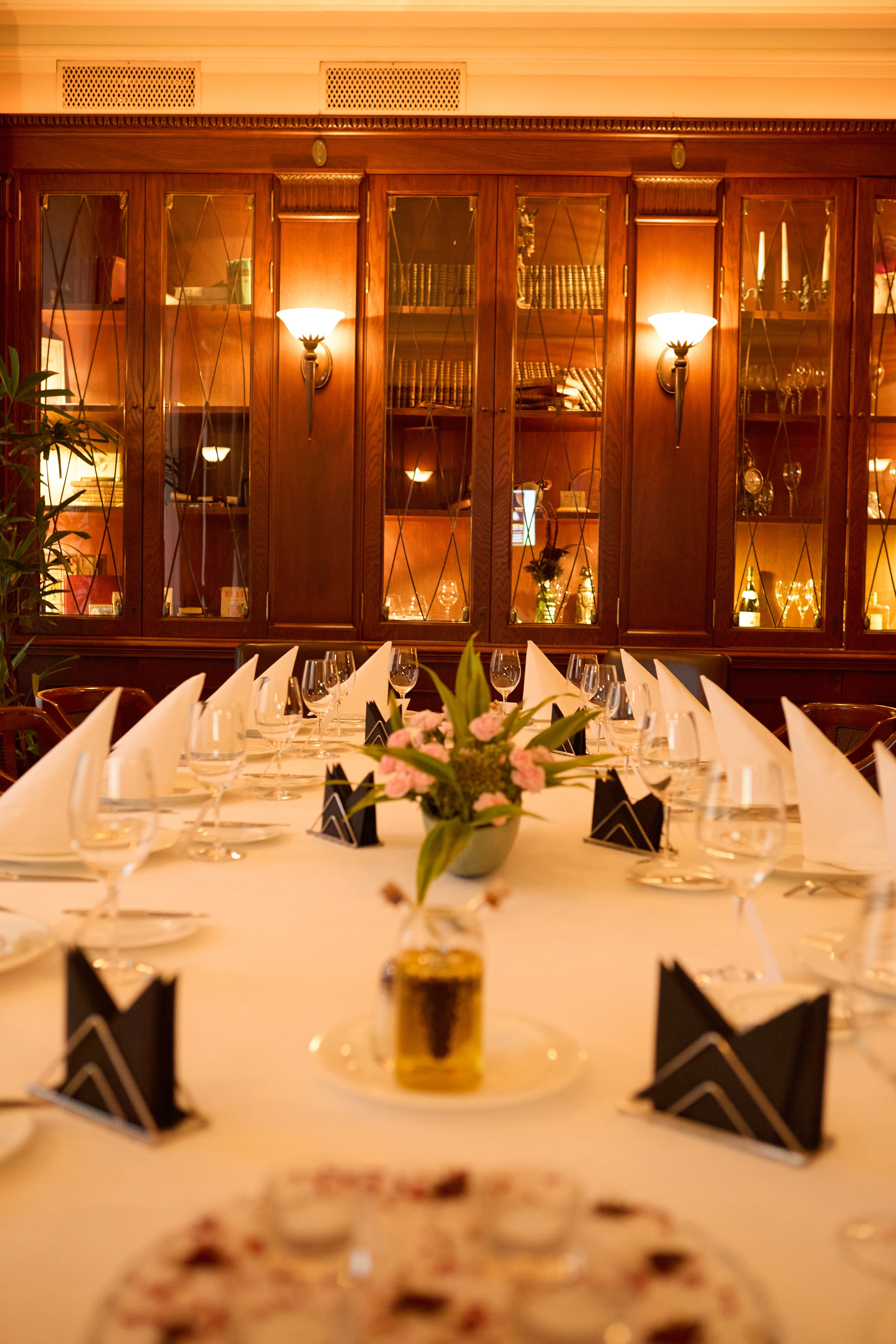 Evening on Nevsky Prospect Street at the Palkin Restaurant. Фотограф в Санкт-Петербурге Владимир Тихомиров