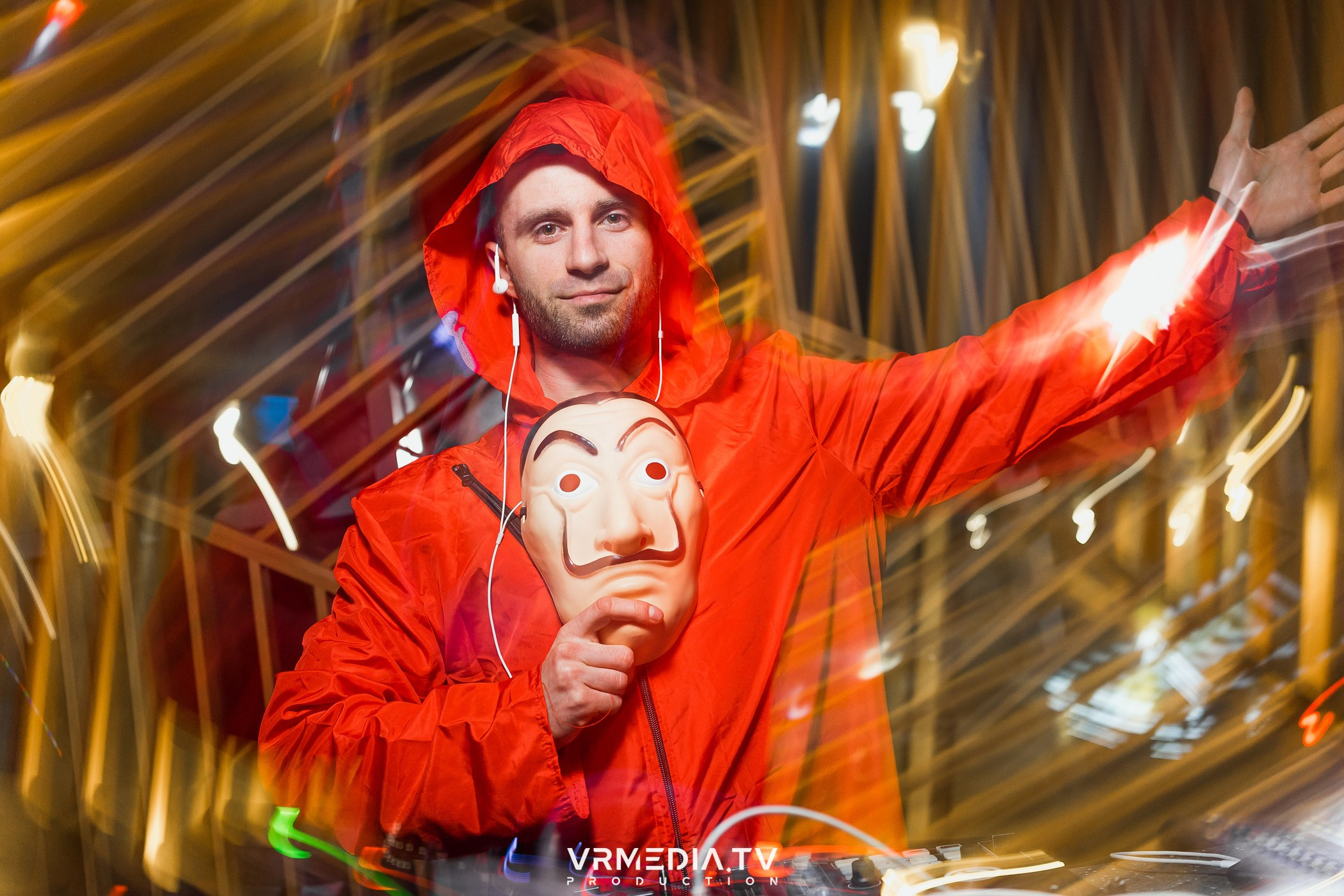 Бумажный дом в баре «Друзья»