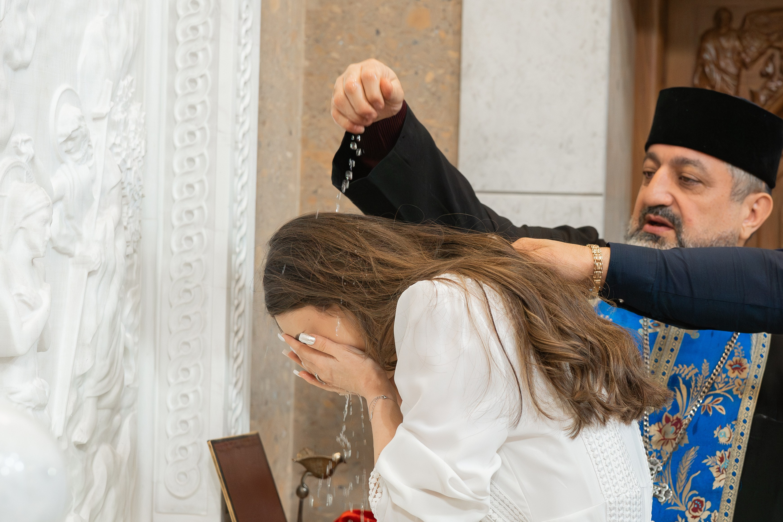 Крещение  ребёнка в храме. Фотограф видеограф Геннадий Янбаев в Сочи, Краснодаре