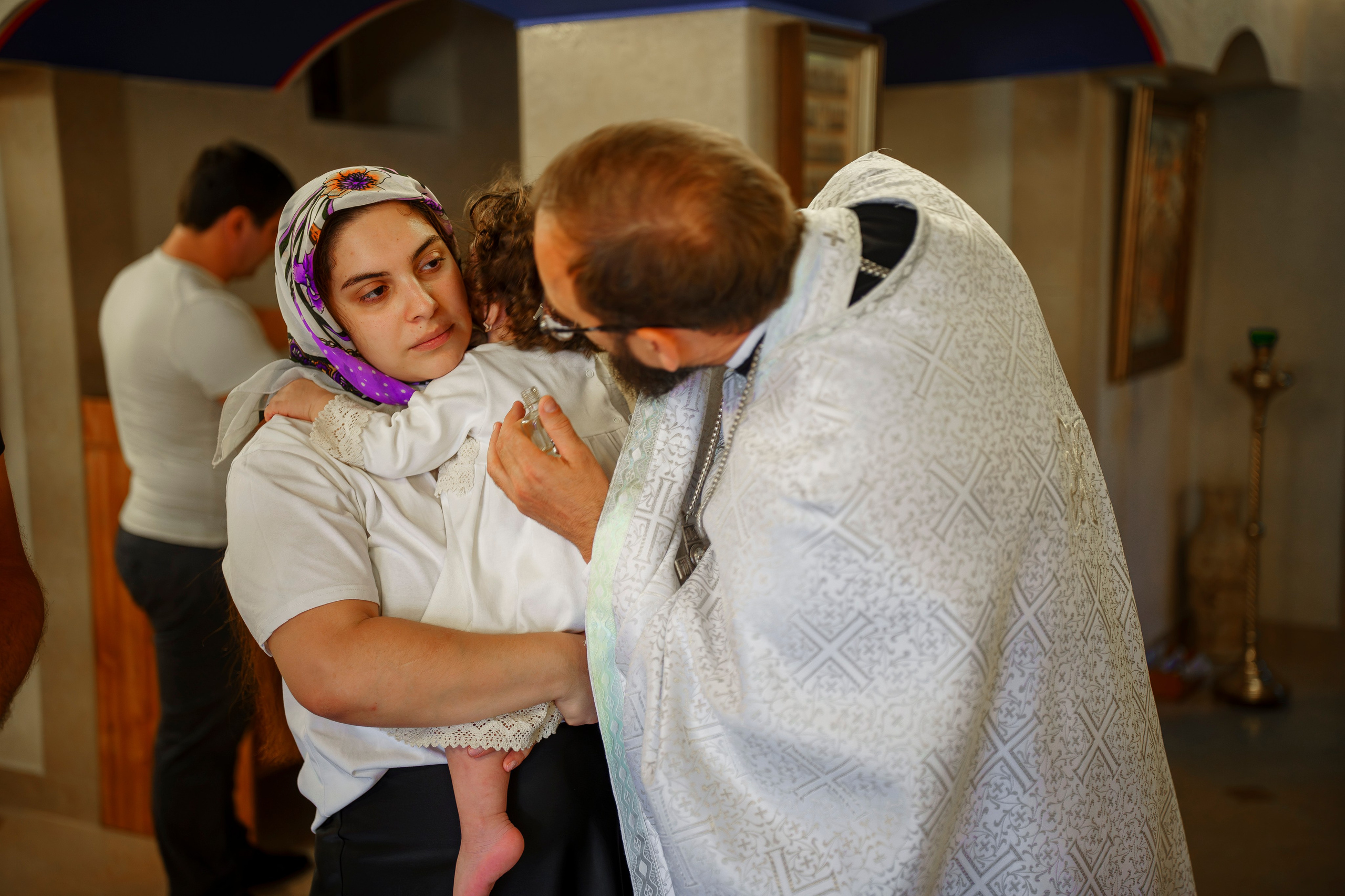 Обряд крещения детей в церкве или храме Адлера. Фотограф видеограф Геннадий Янбаев в Сочи, Краснодаре