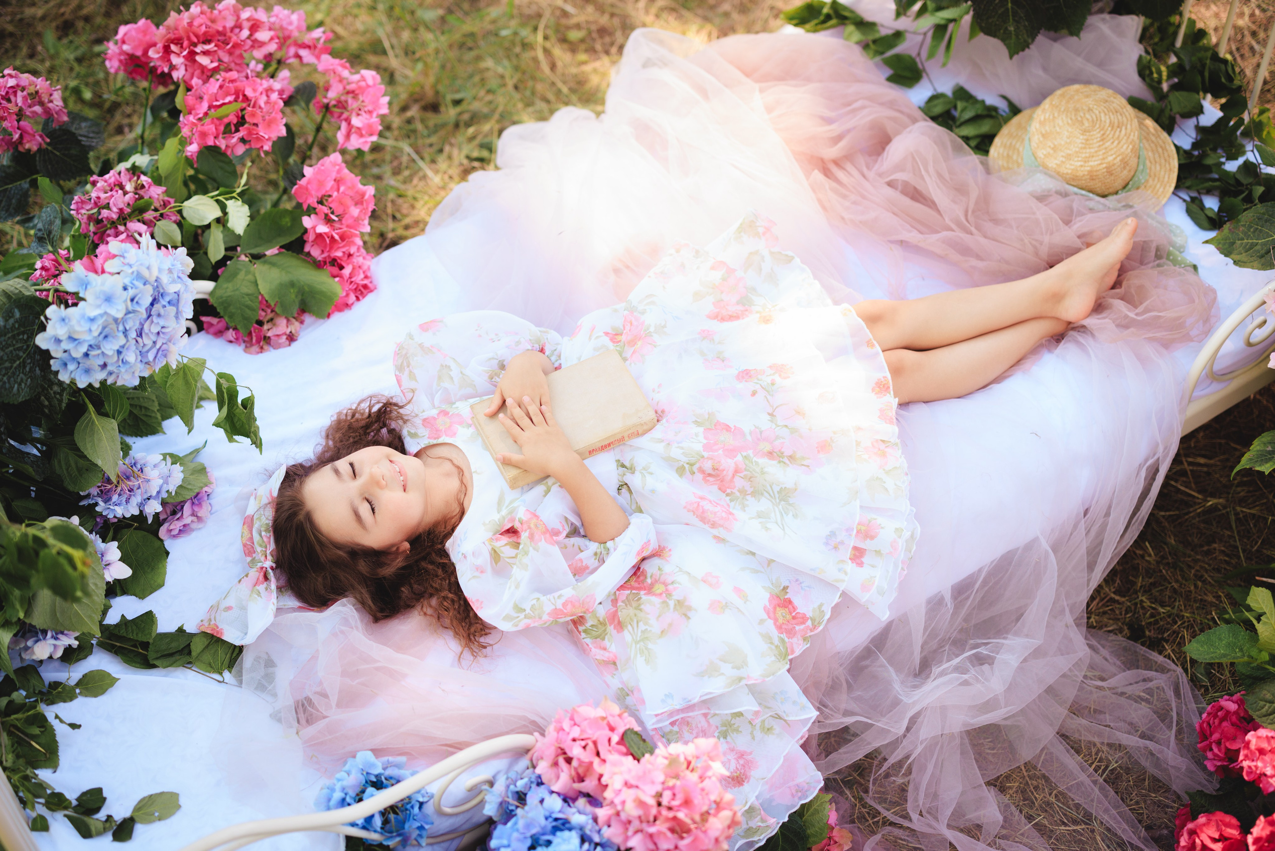 Цветочная кровать с кроликами. Семейный и детский фотограф в Краснодаре Анна Трашкова