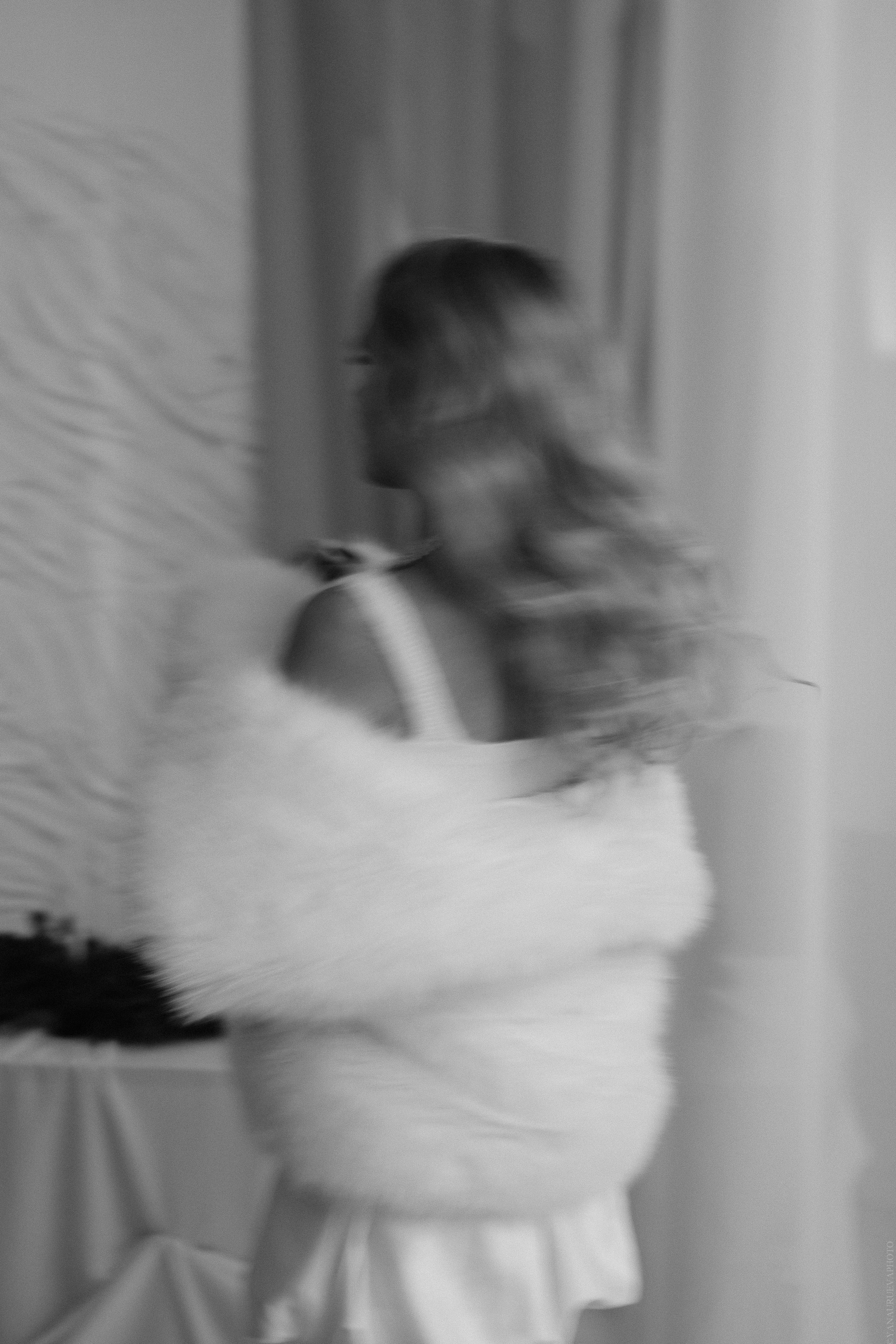 смазанная черно-белая фотография