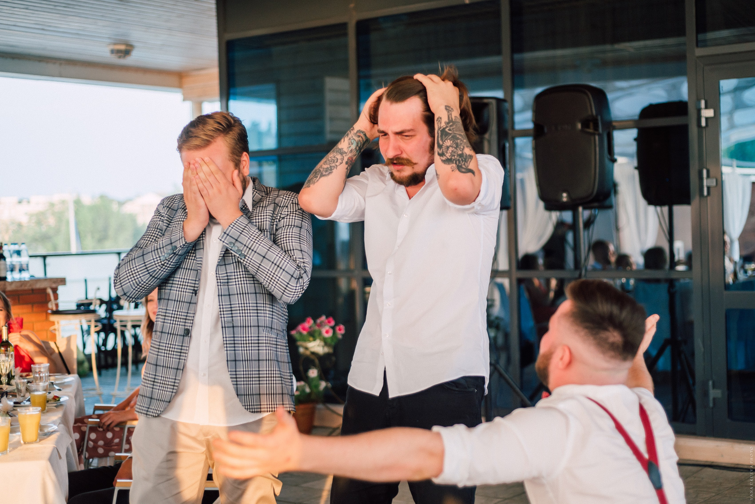 Гости на свадьбе веселятся