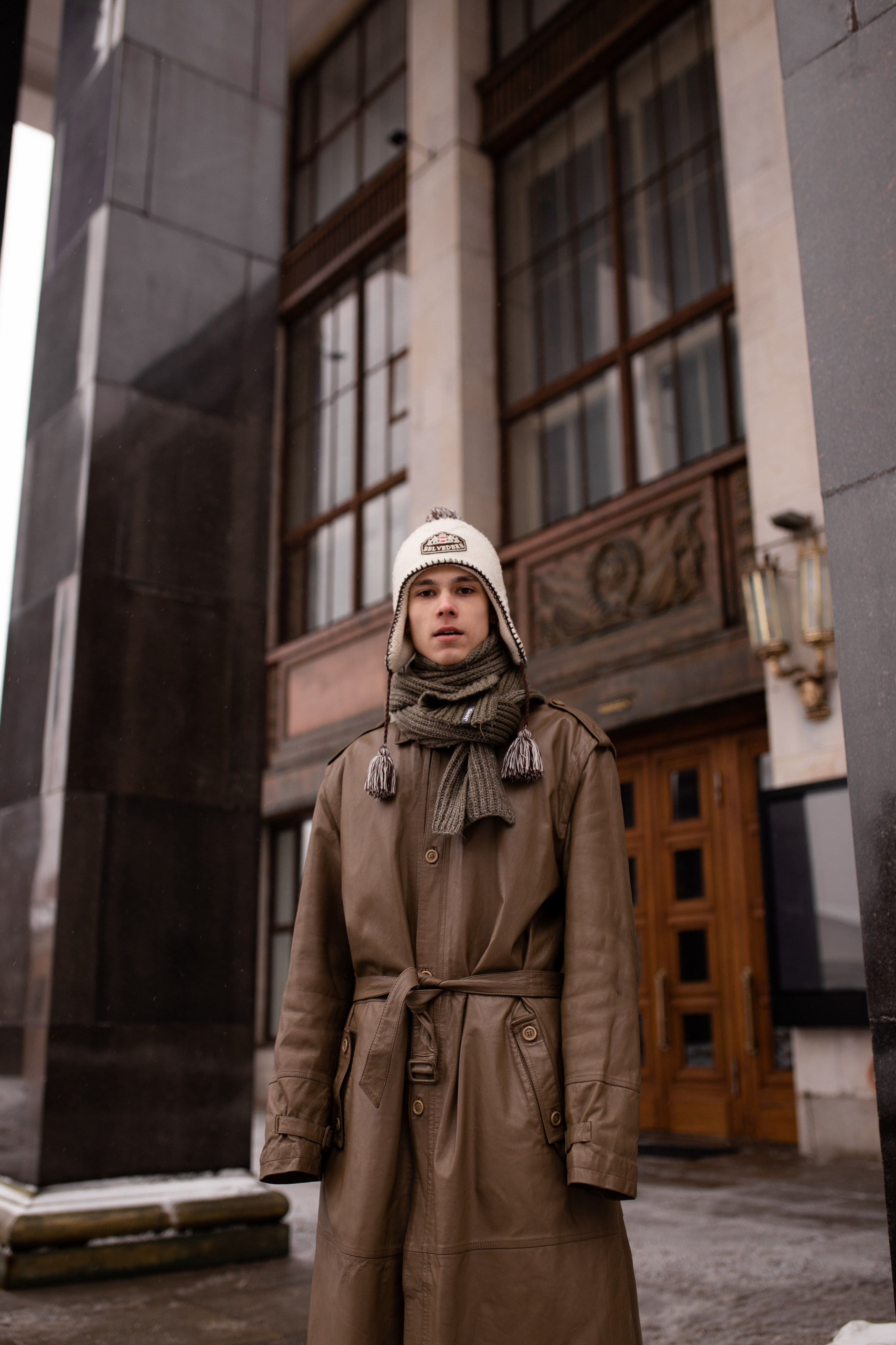 Фотографии актёра Саши Алексеева зимой на улице у библиотеки имени Ленина