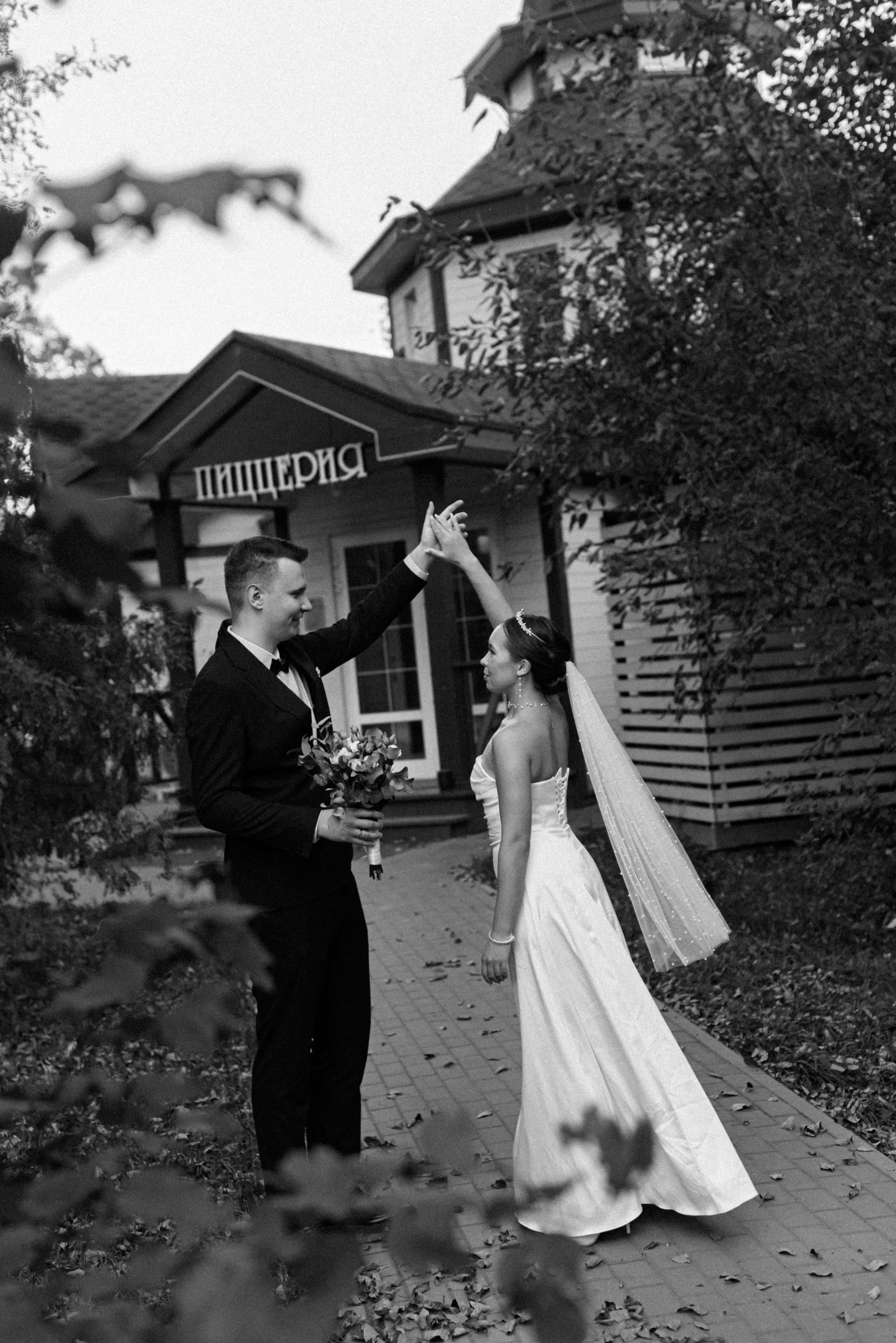 Свадебная фотосессия: свадьба в Южном Бутово и прогулка в Усадьбе Гребнево | Алёна Макеева. Свадебный и семейный фотограф в Москве и МО (Фрязино, Королёв, Коломна) Макеева Алёна