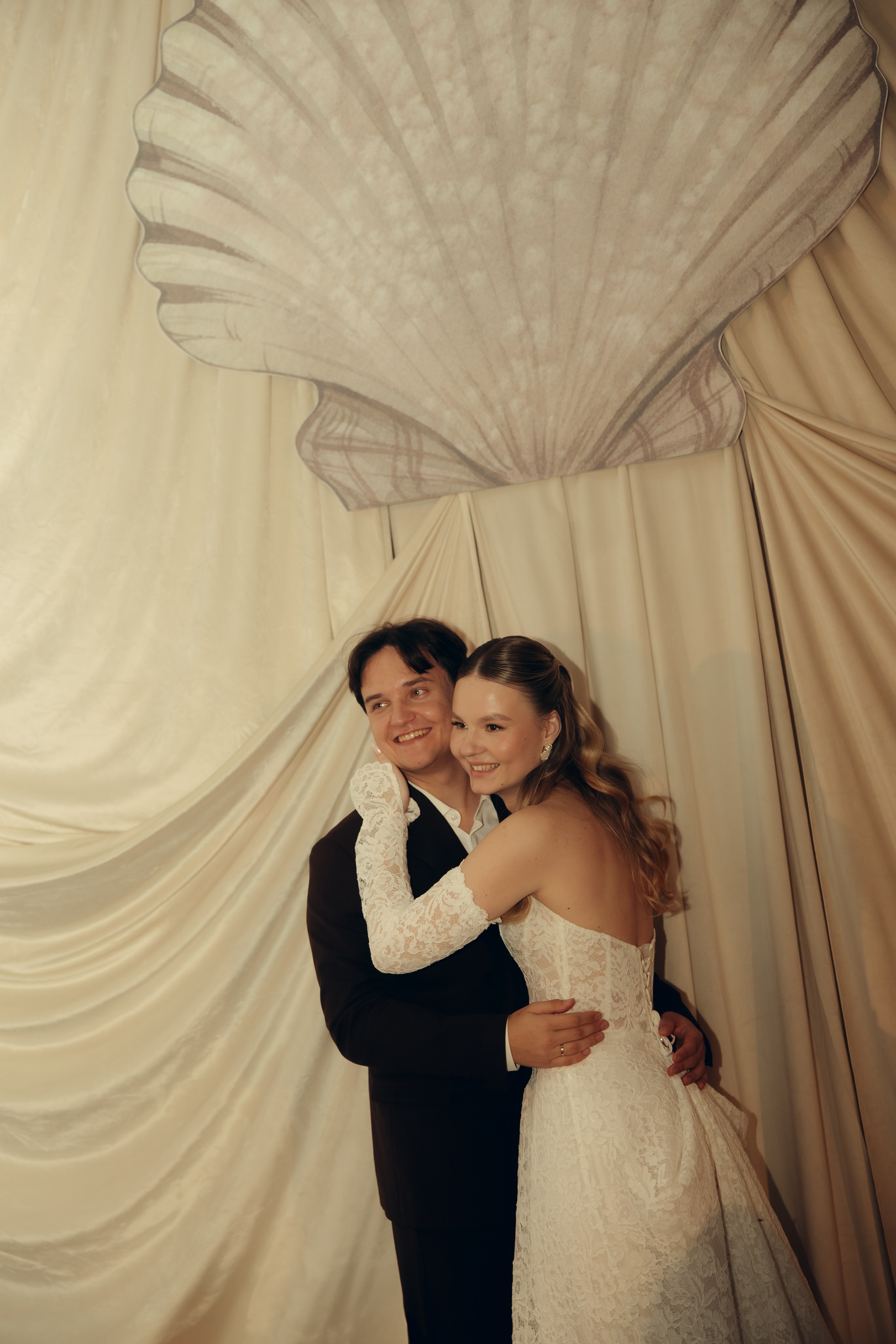 Таня и Тимур, утренние сборы в квартире и свадебный ужин. Фотограф любви в городе Казань