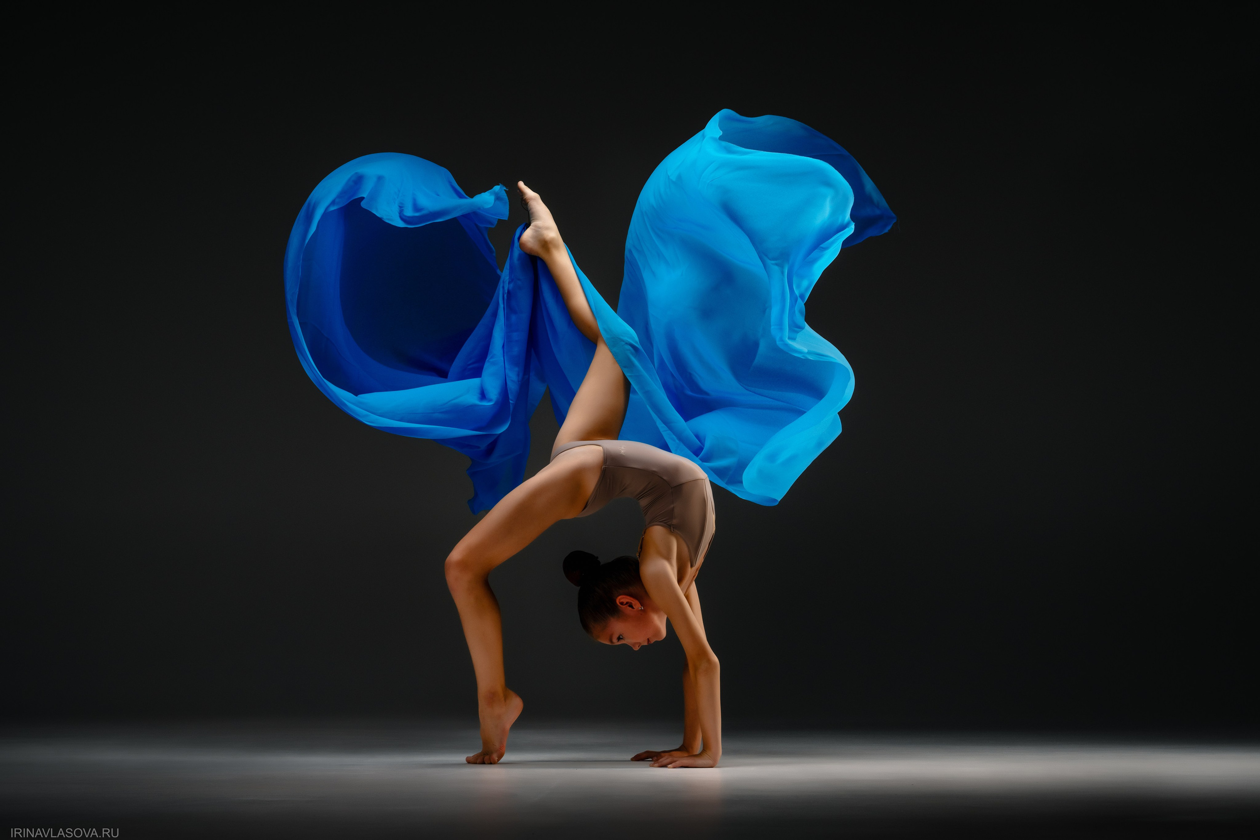 шикарная фотосесия для гимнастки с летящими тканями