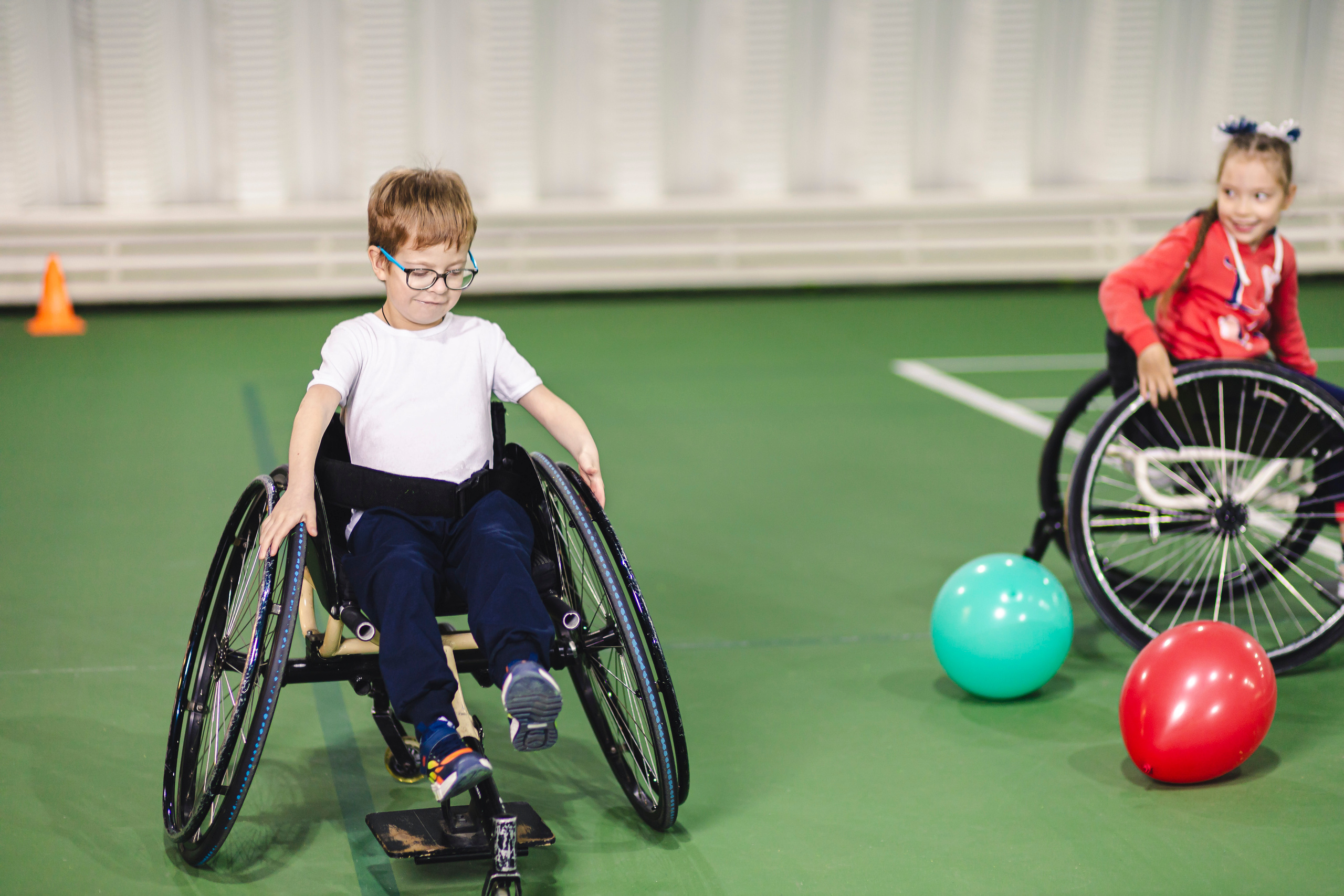 дети на колясках и воздушные шары 