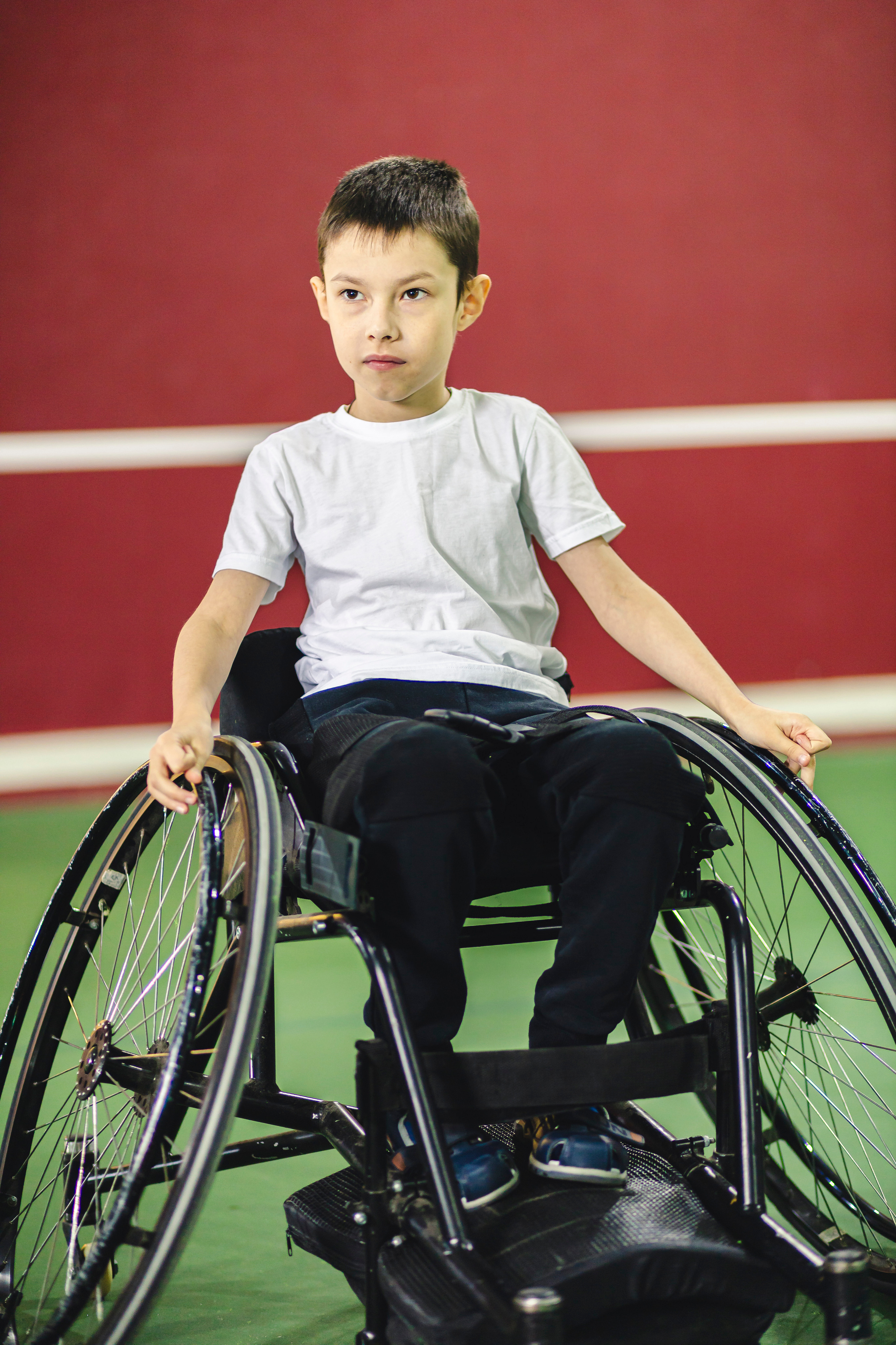 мальчик в спортзале с красными стенами 