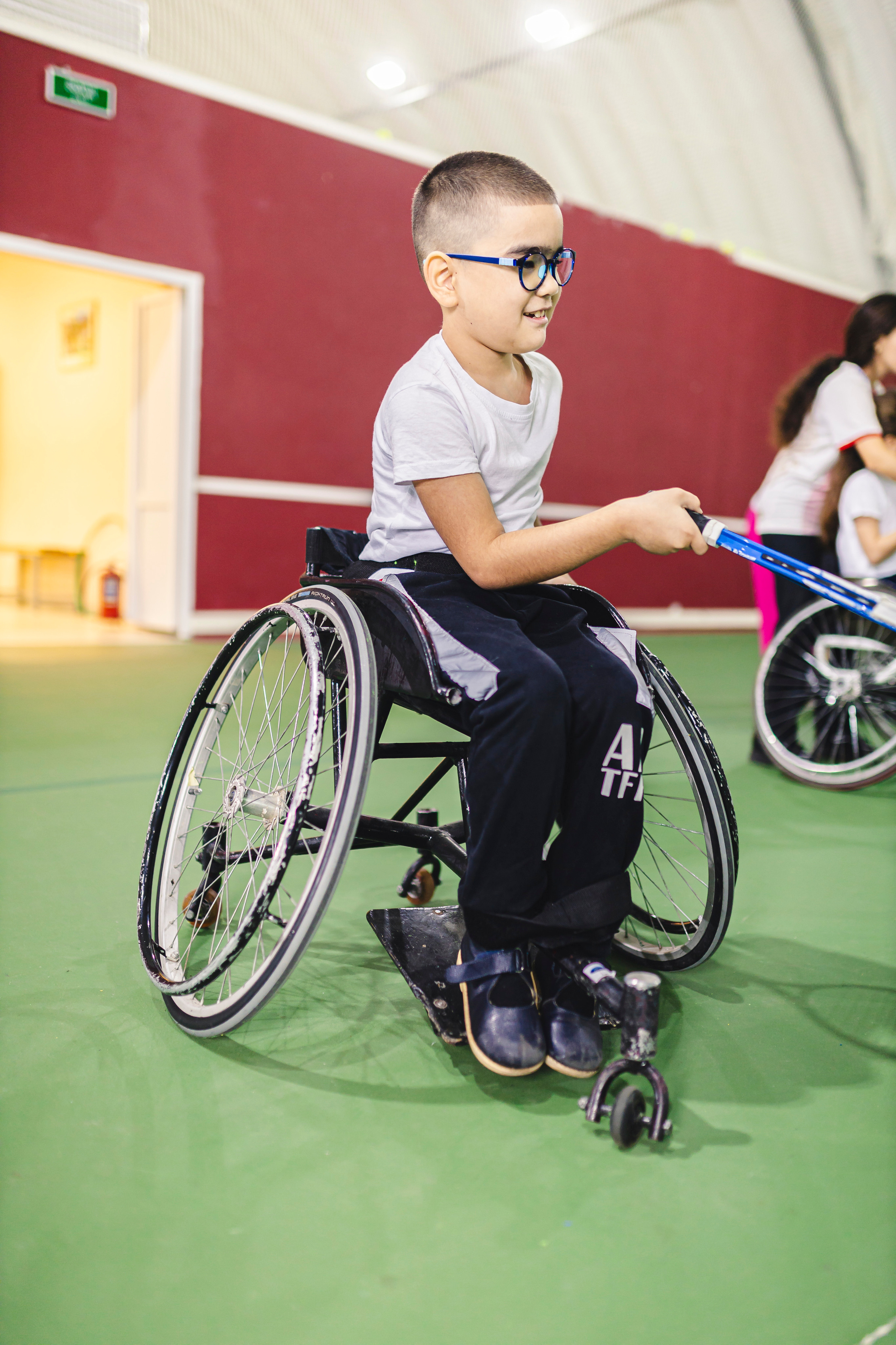 мальчик теннисной ракетной набивает мяч