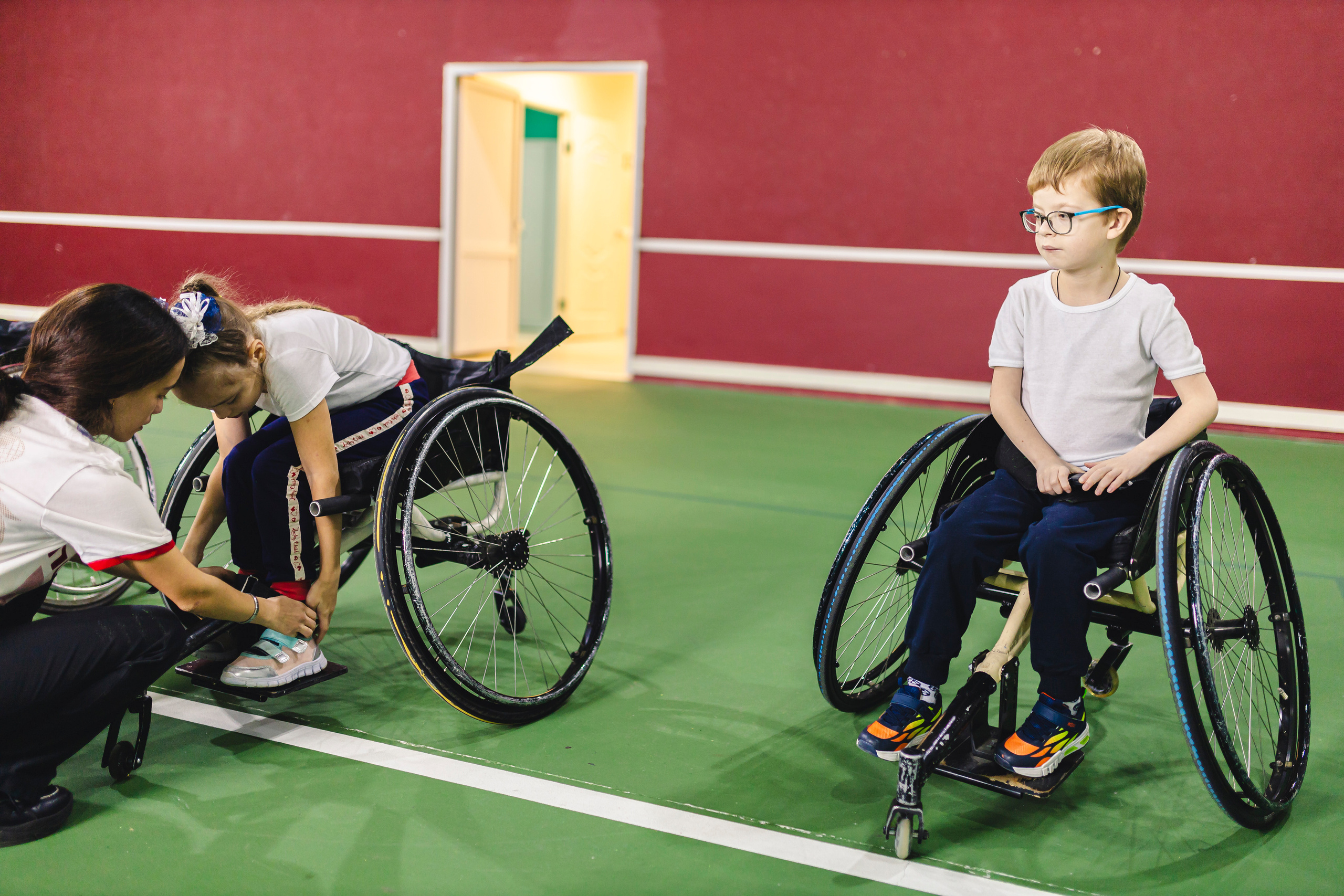 дети на колясках в зале 