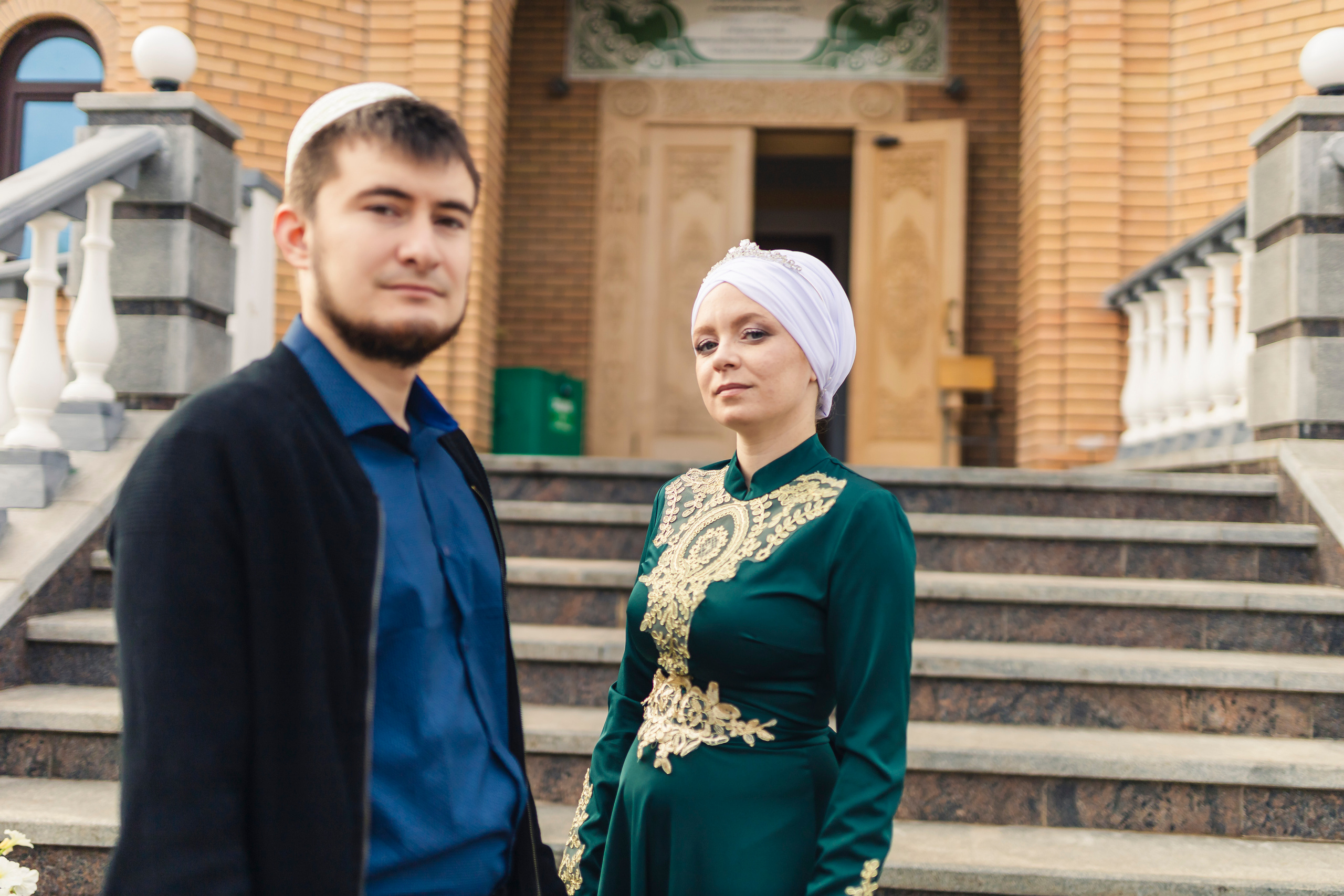 у входа в мечеть 