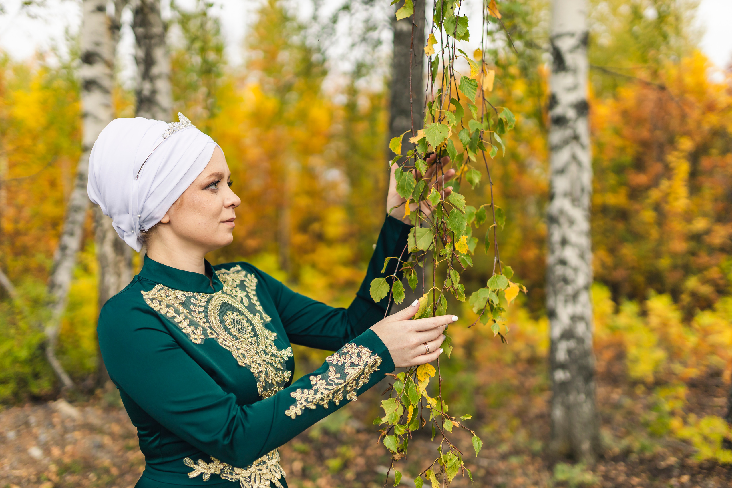 девушка с березой