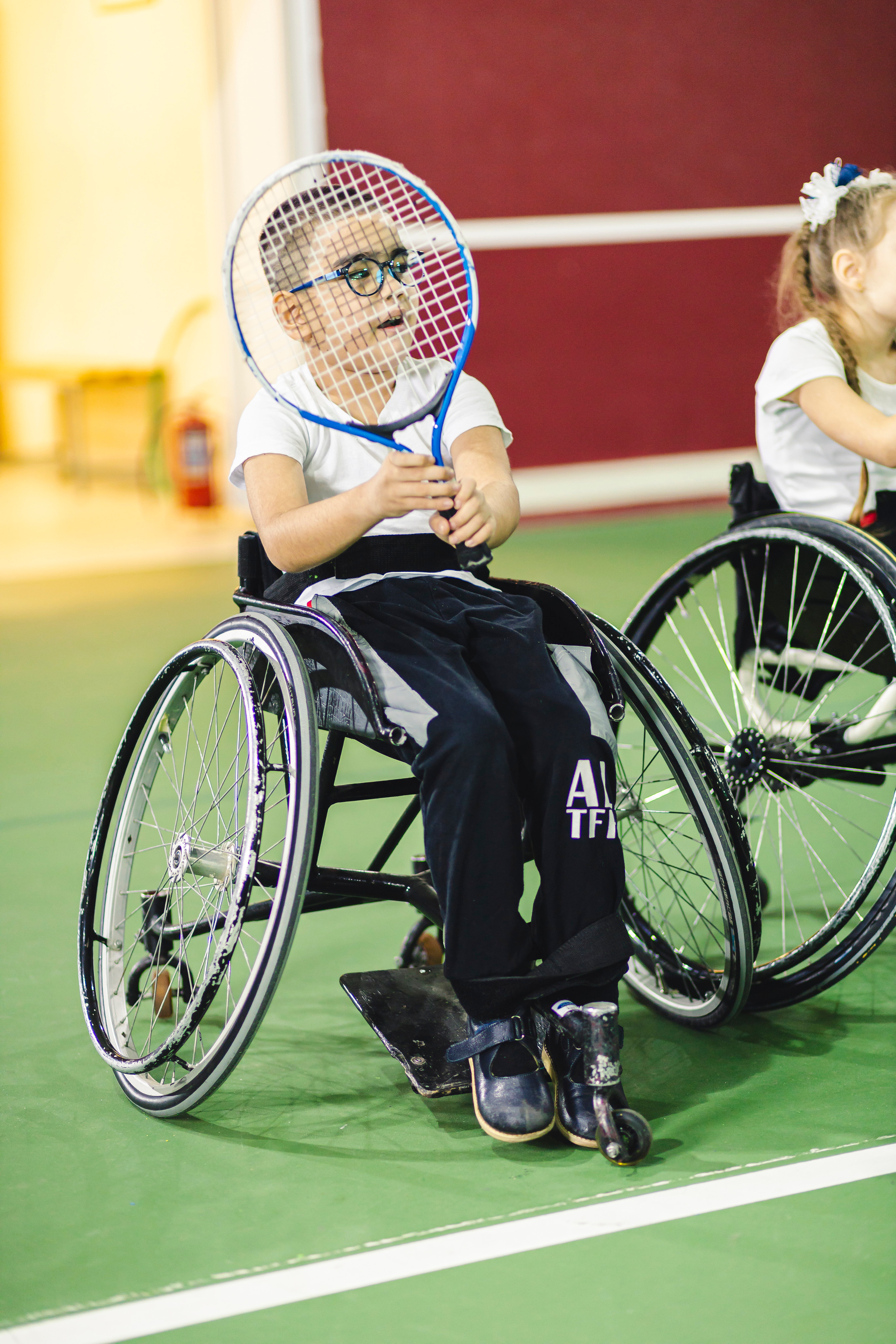 мальчик с теннисной ракеткой 