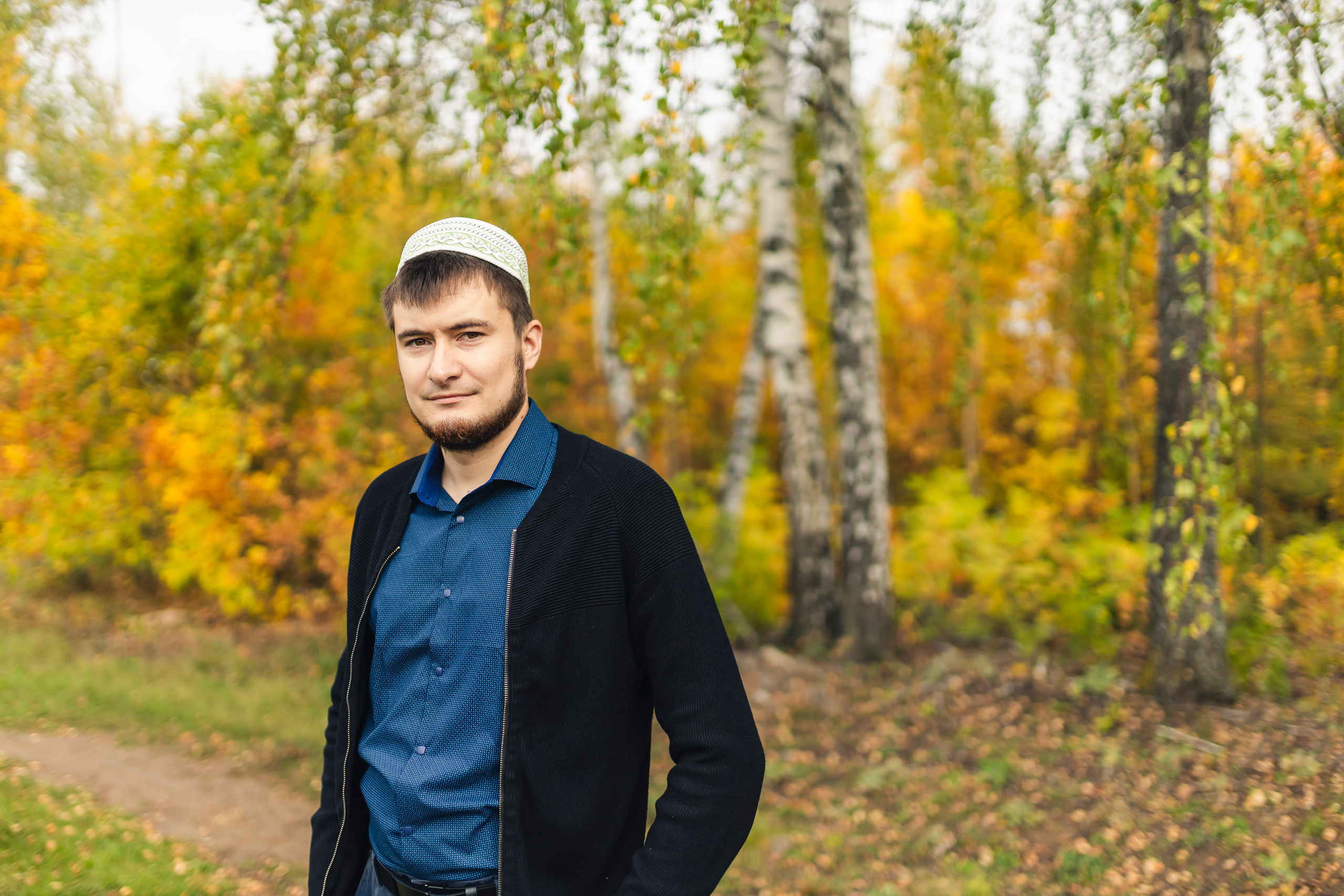 Молодой парень в татарском костюме 