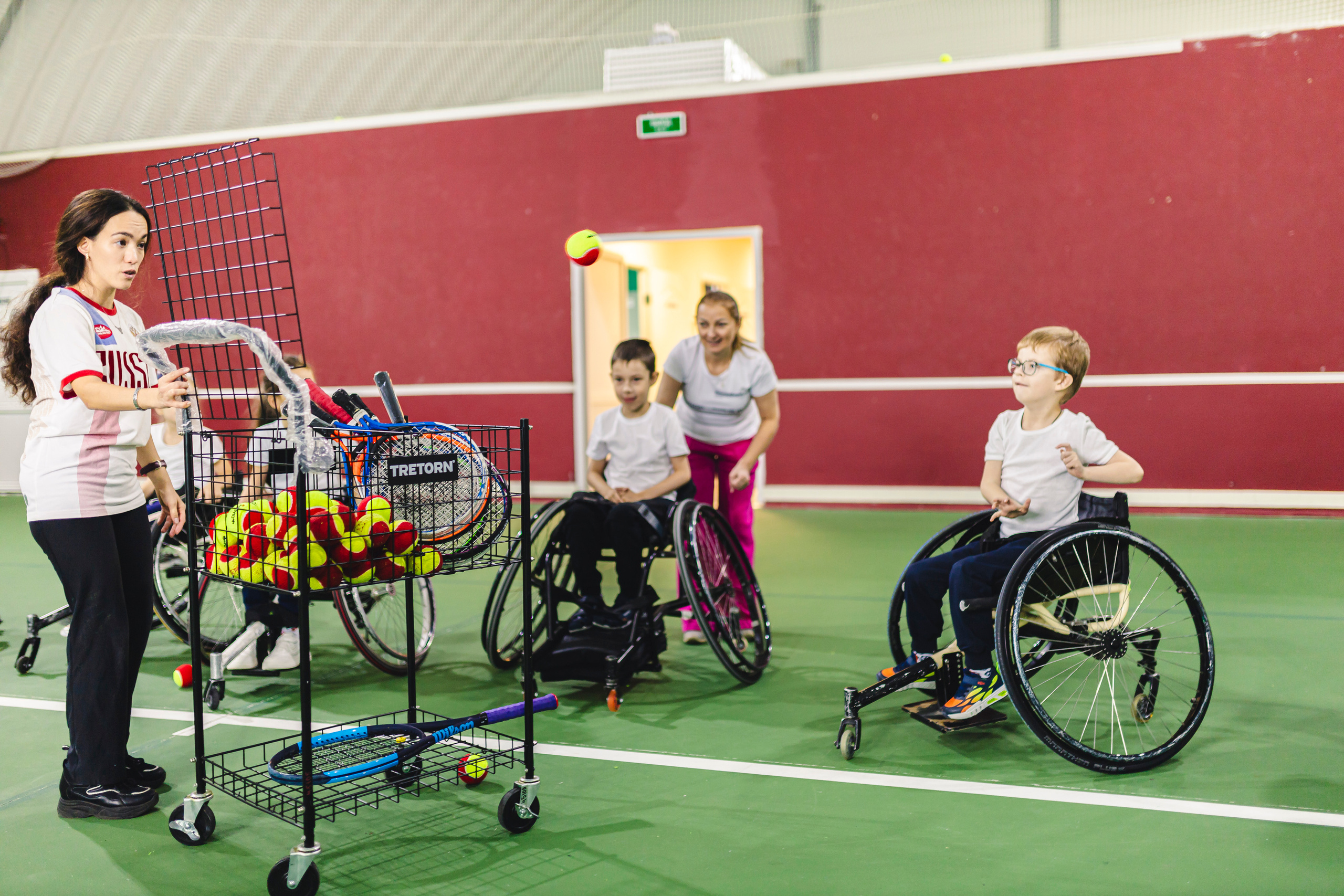 дети на колясках и спорт инвентарь 