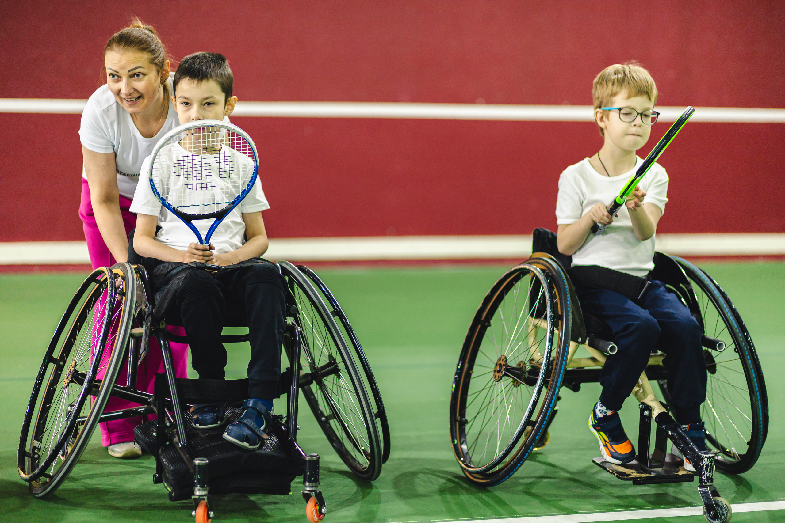 дети с теннисными ракетками 