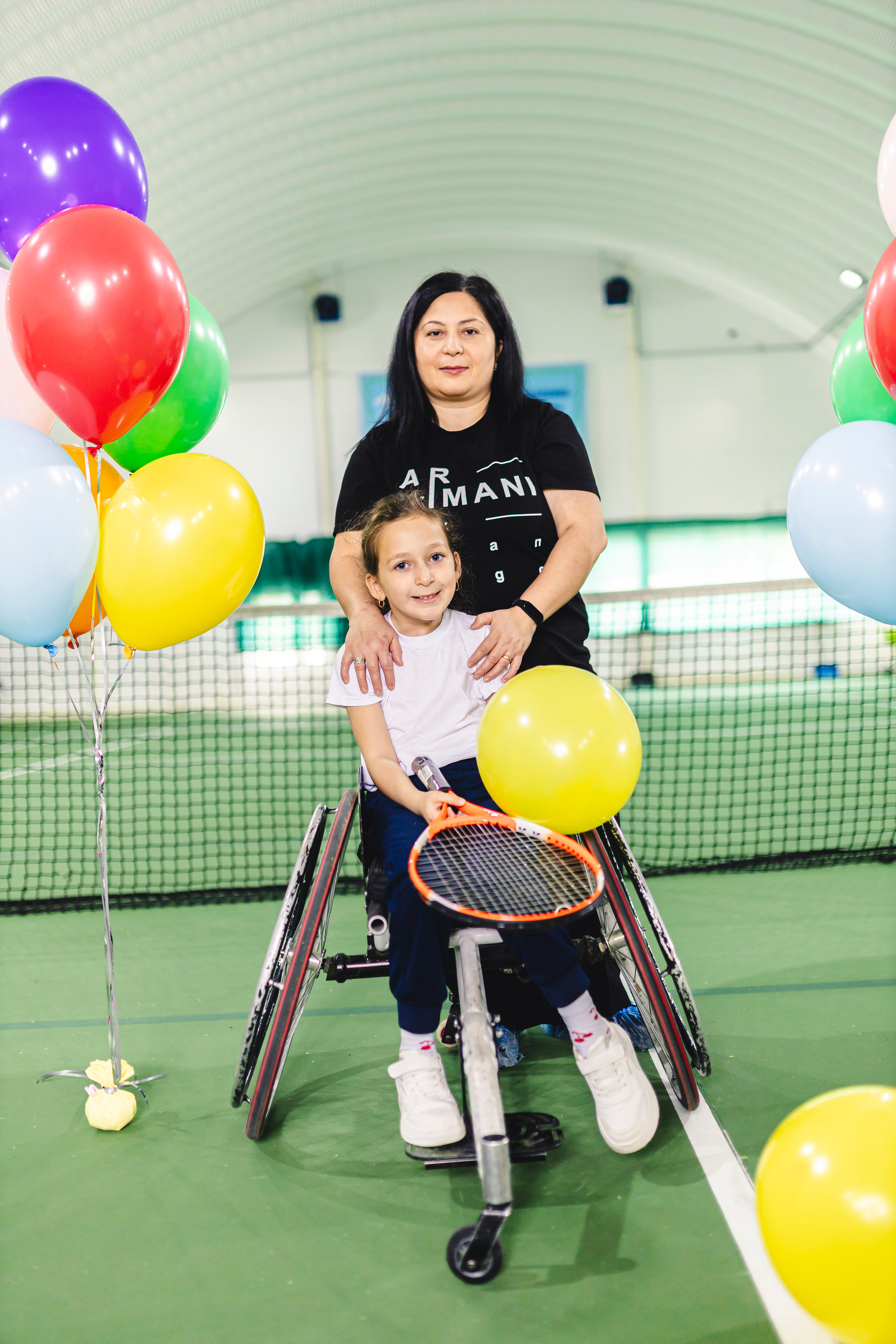 радостные дети с воздушными шариками на колясках