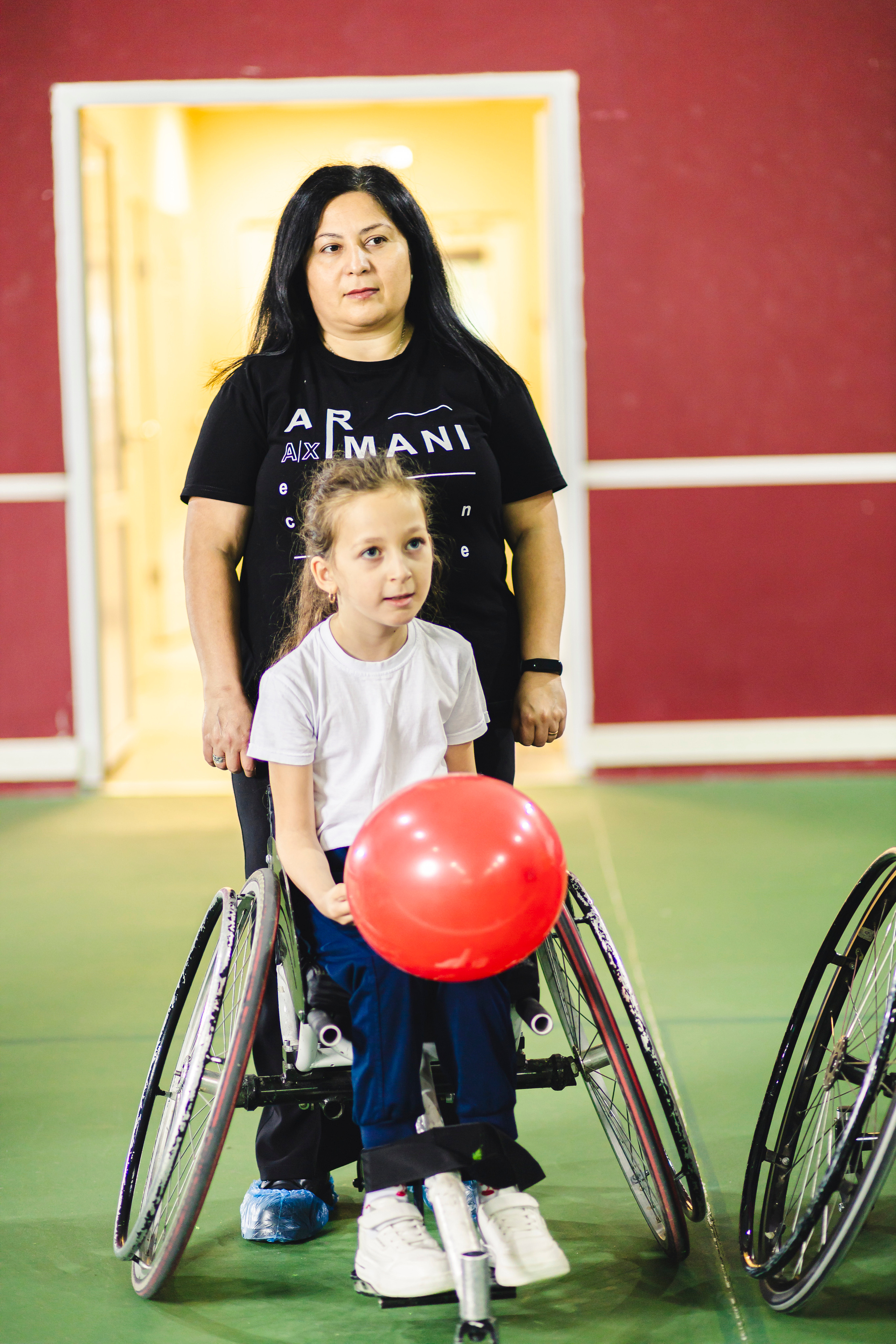 женщина с дочерью на коляске 