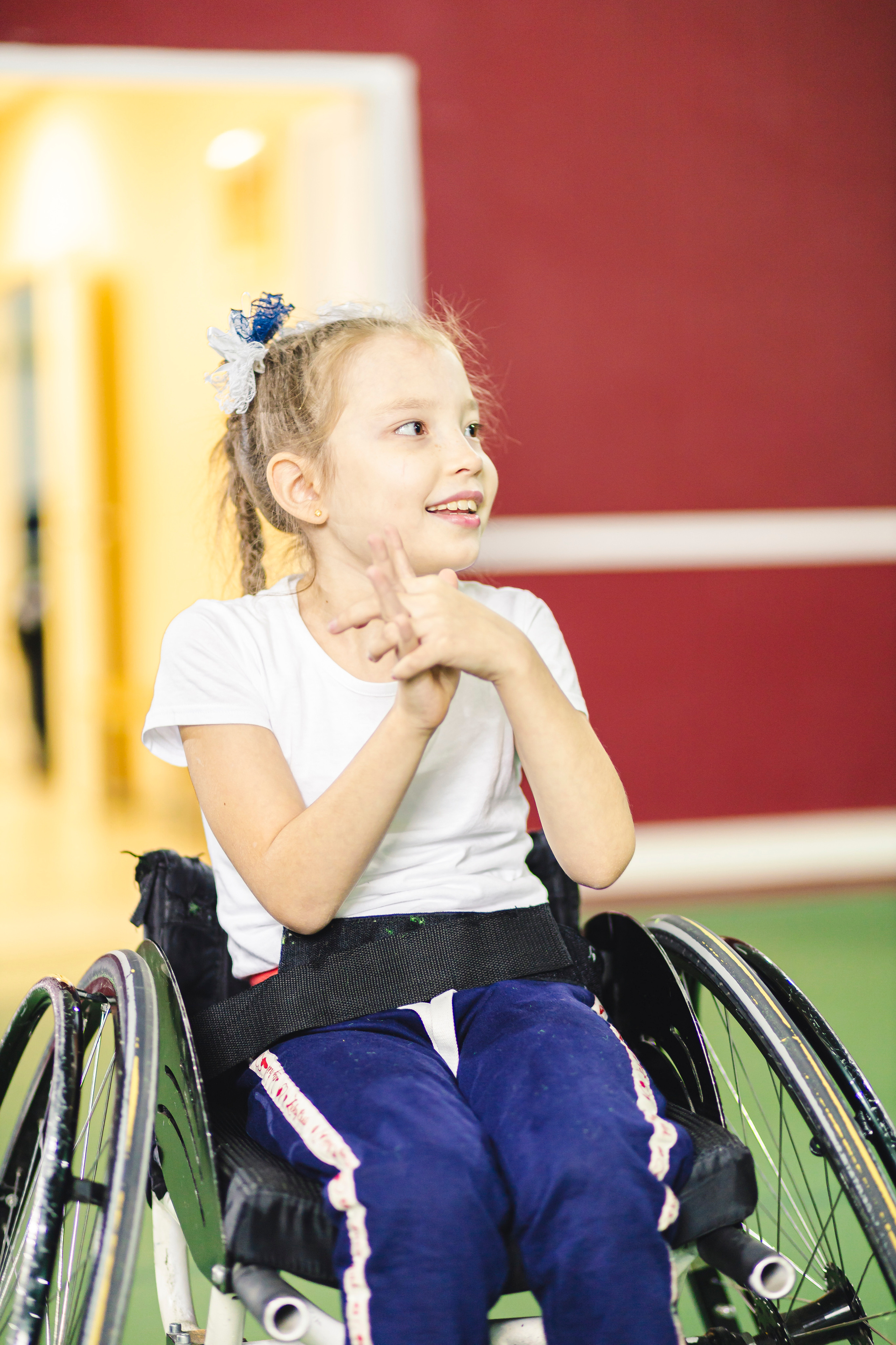 девочка в белой футболке на коляске 