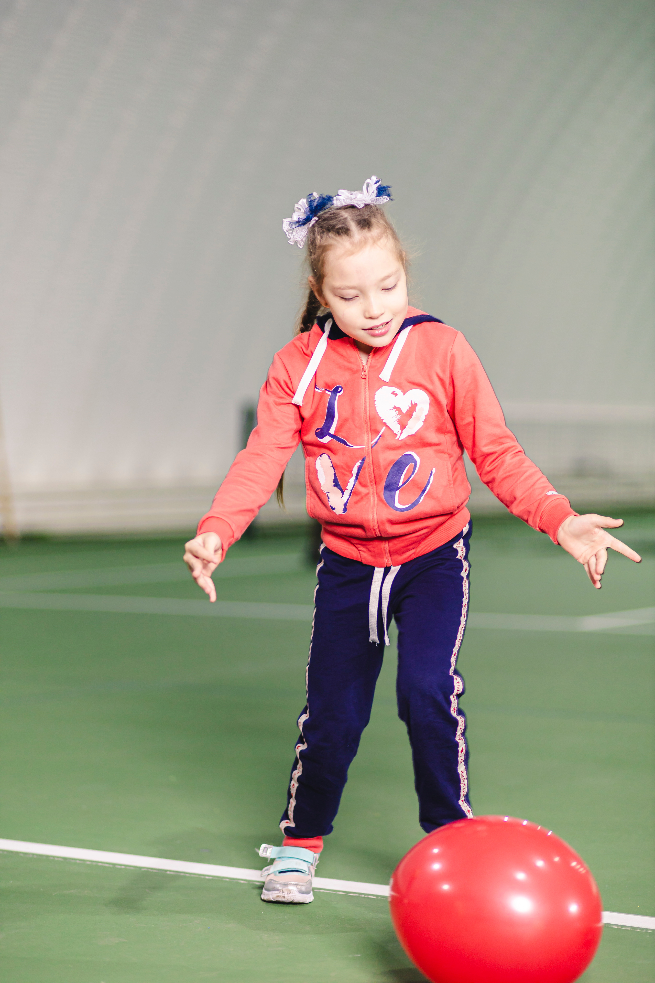 девочка играет с воздушным шаром 