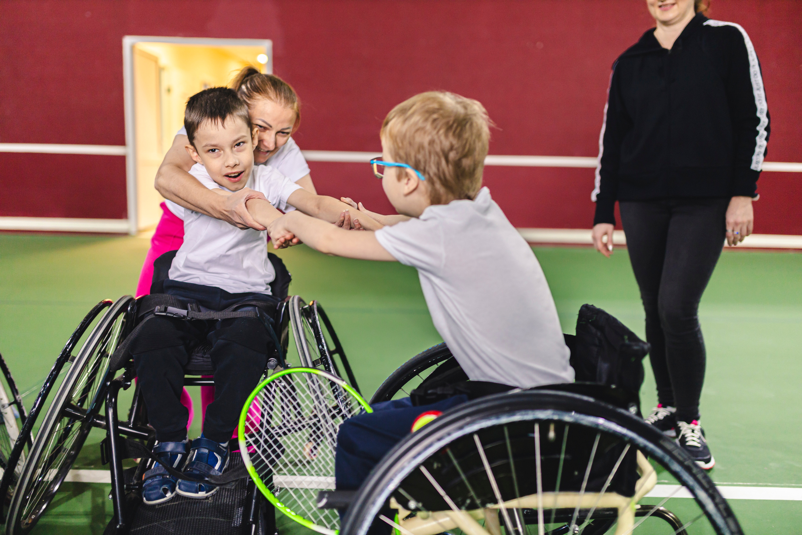 дети на колясках играют 