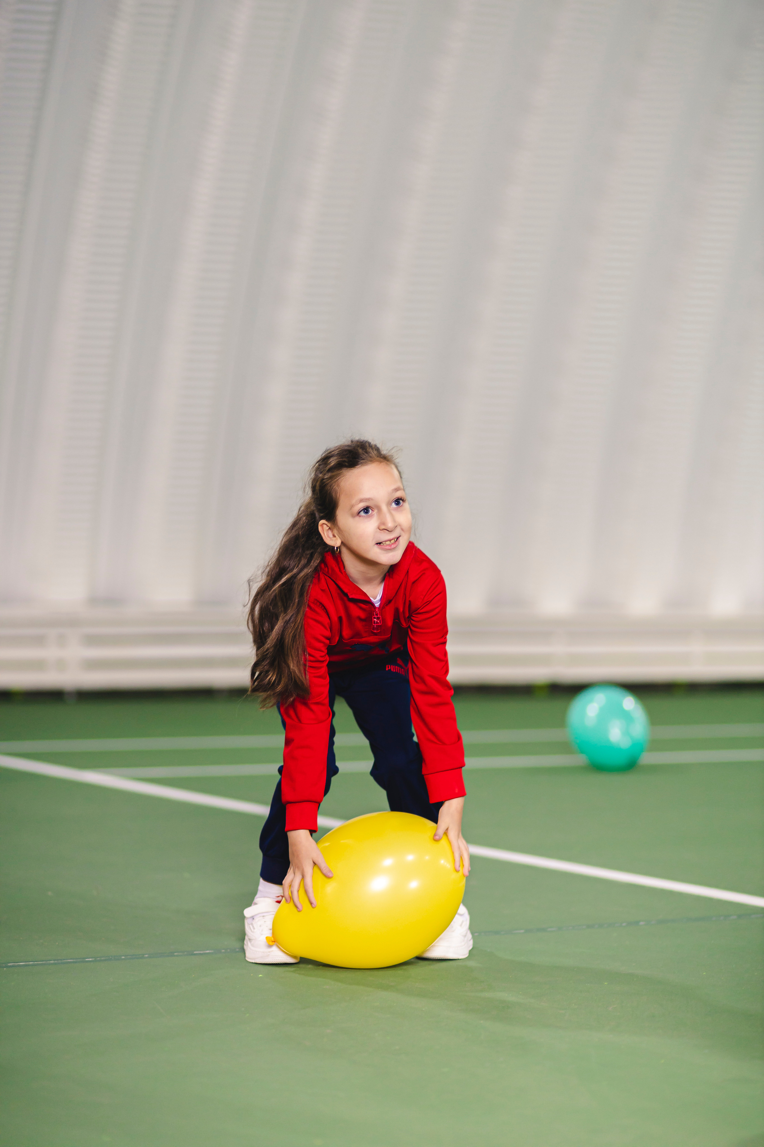 ребенок играет с желтым воздушном шариком 