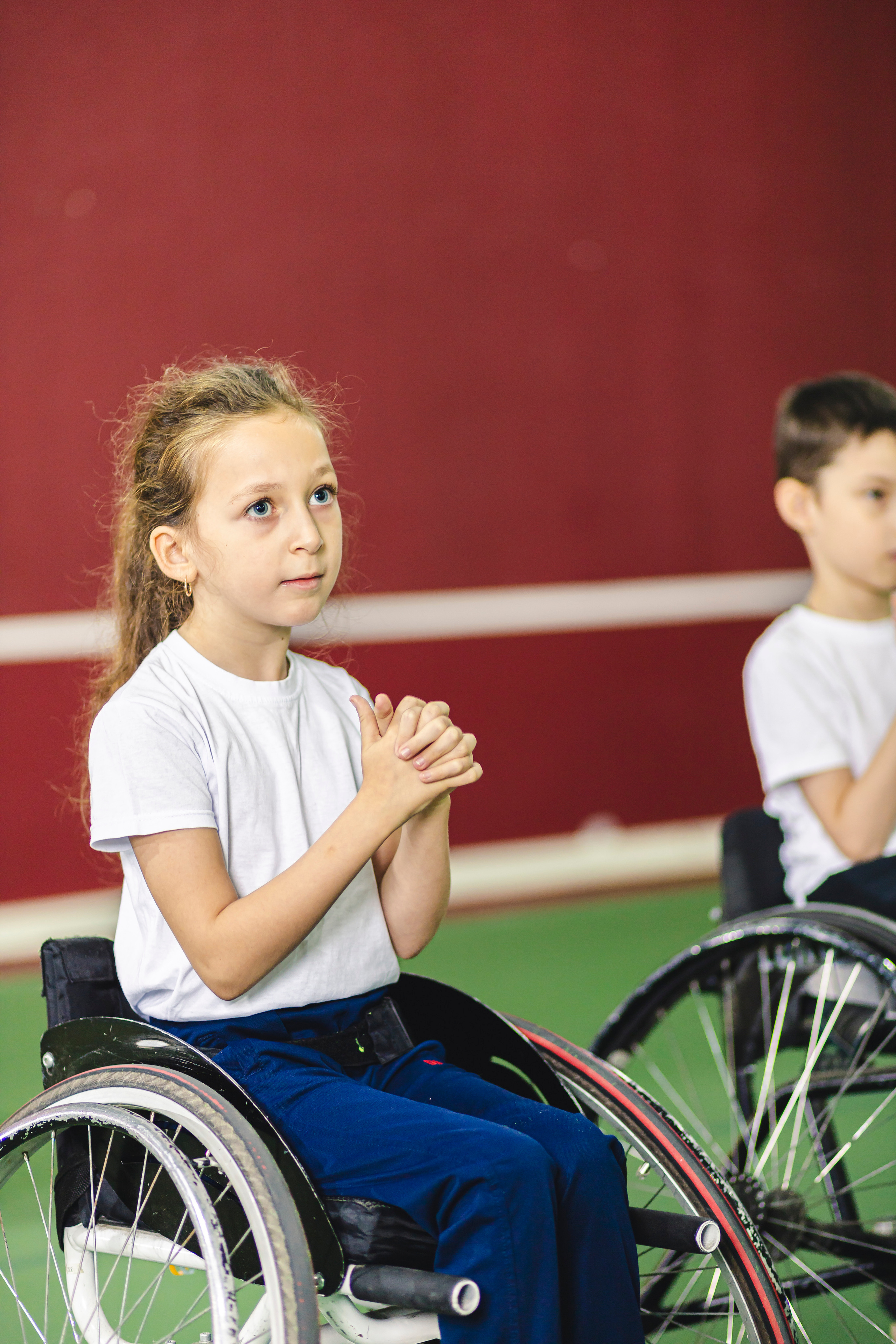 девочка на коляске в спортивном зале 