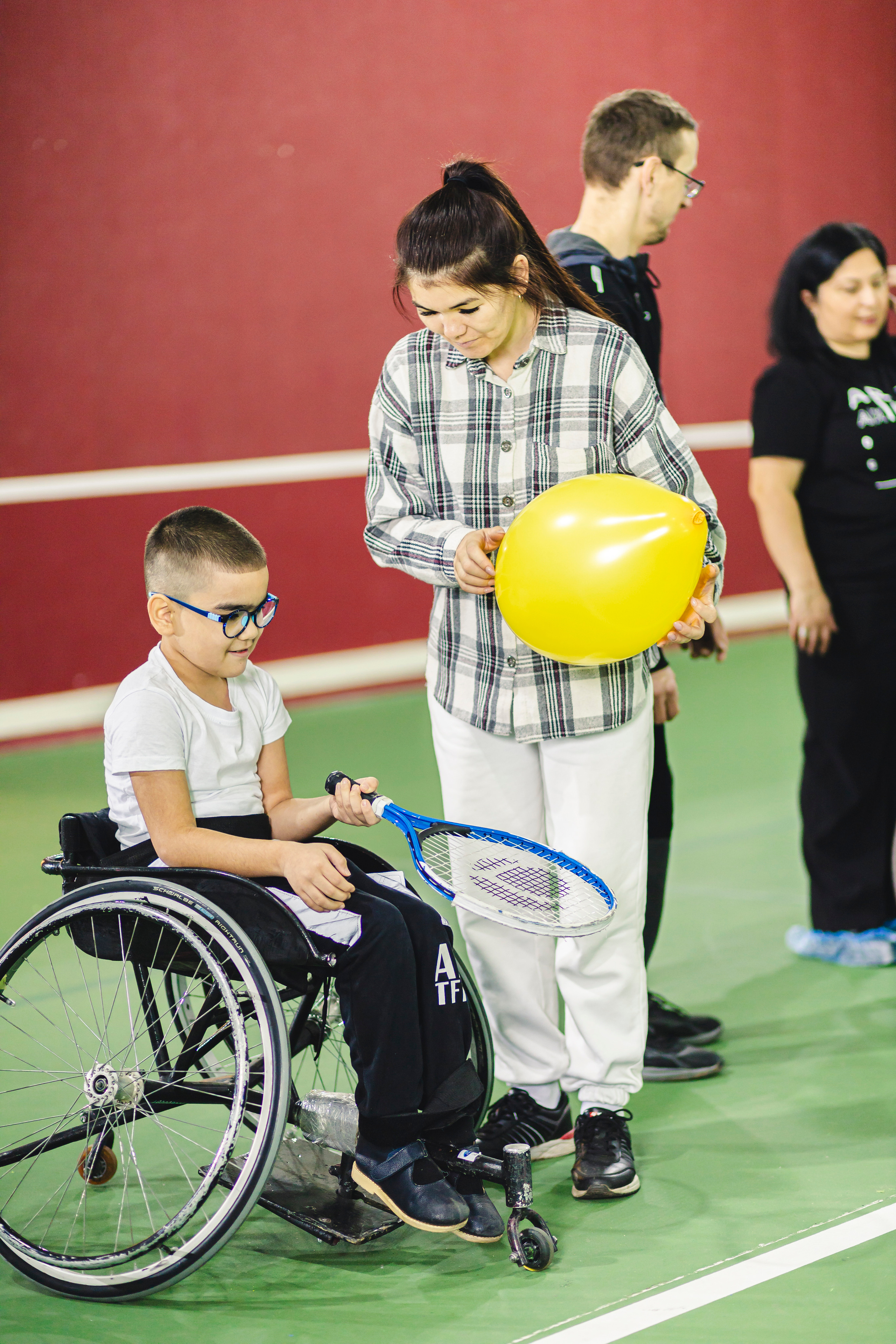 мальчик на коляске и воздушный шарик 
