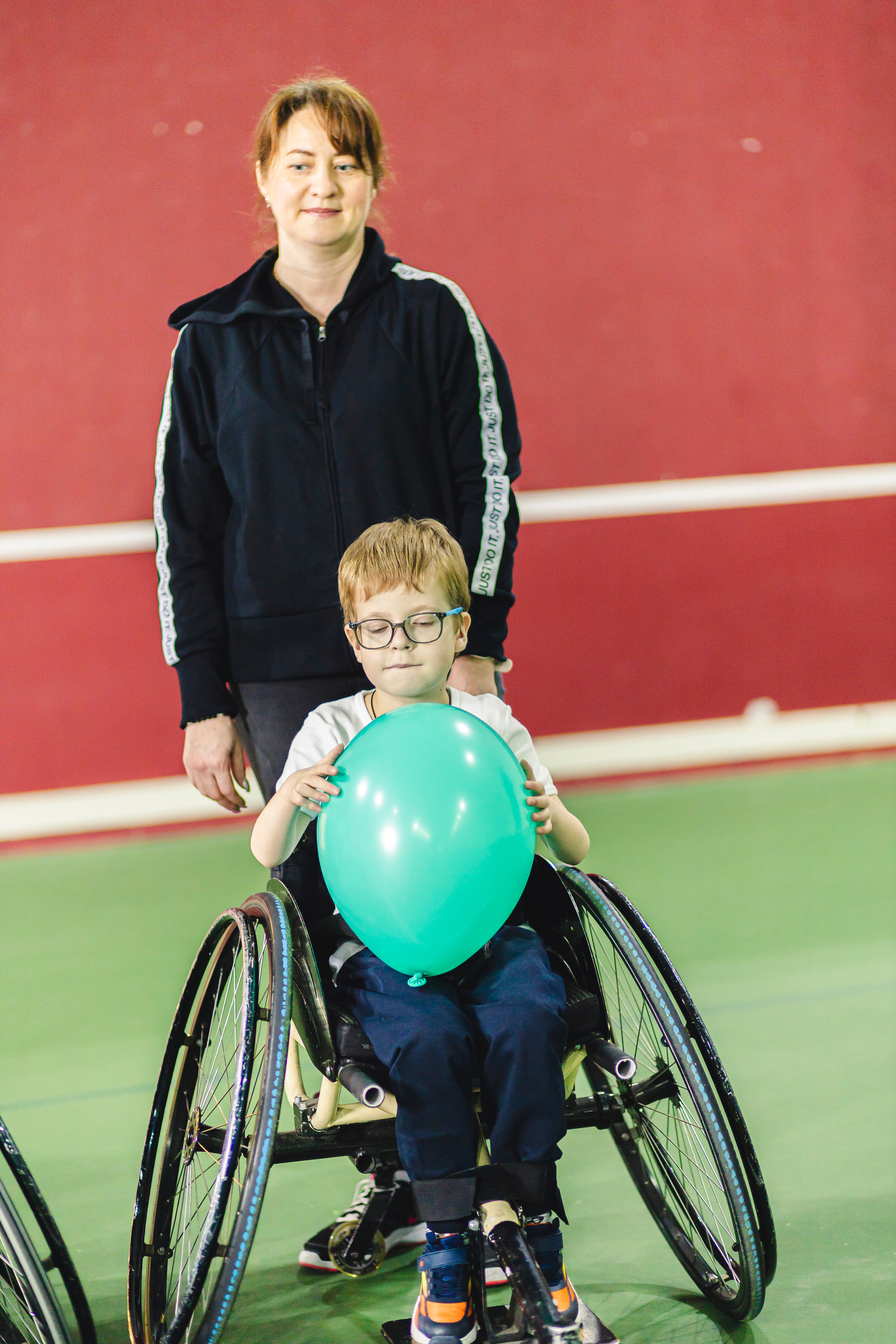 женщина с сыном на коляске 