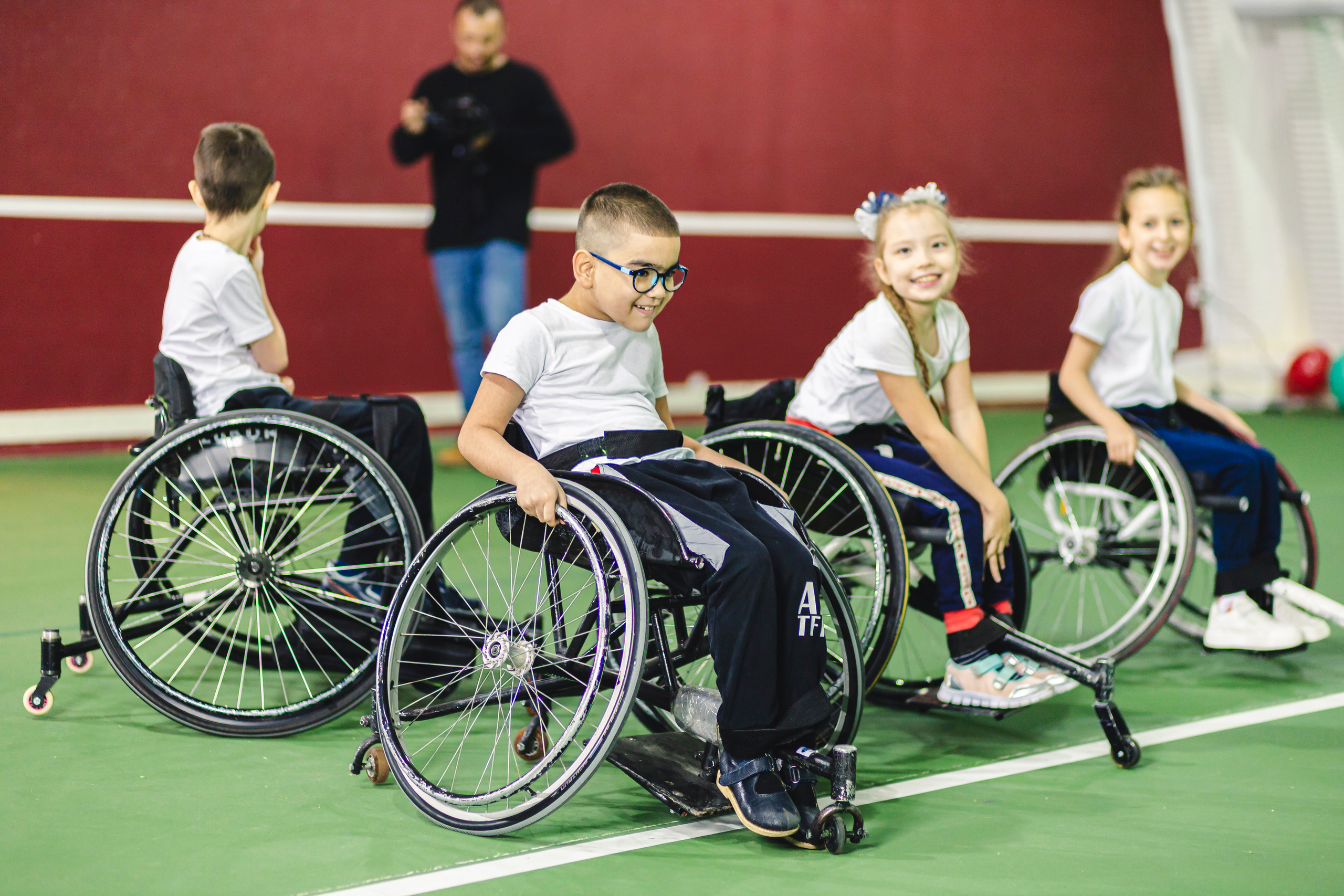 группа детей на колясках 